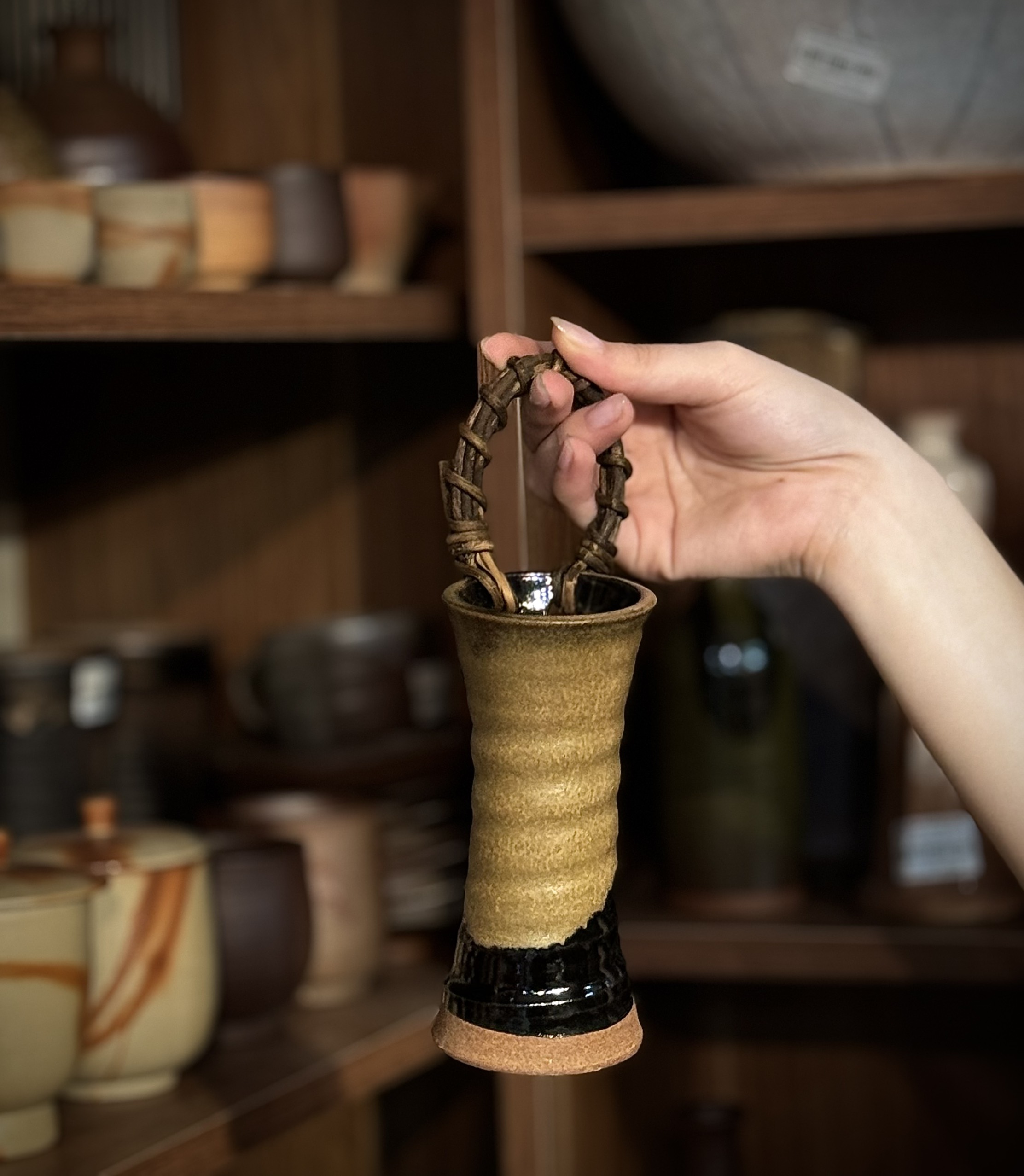 Bình mộc cách điệu quai mây có triện