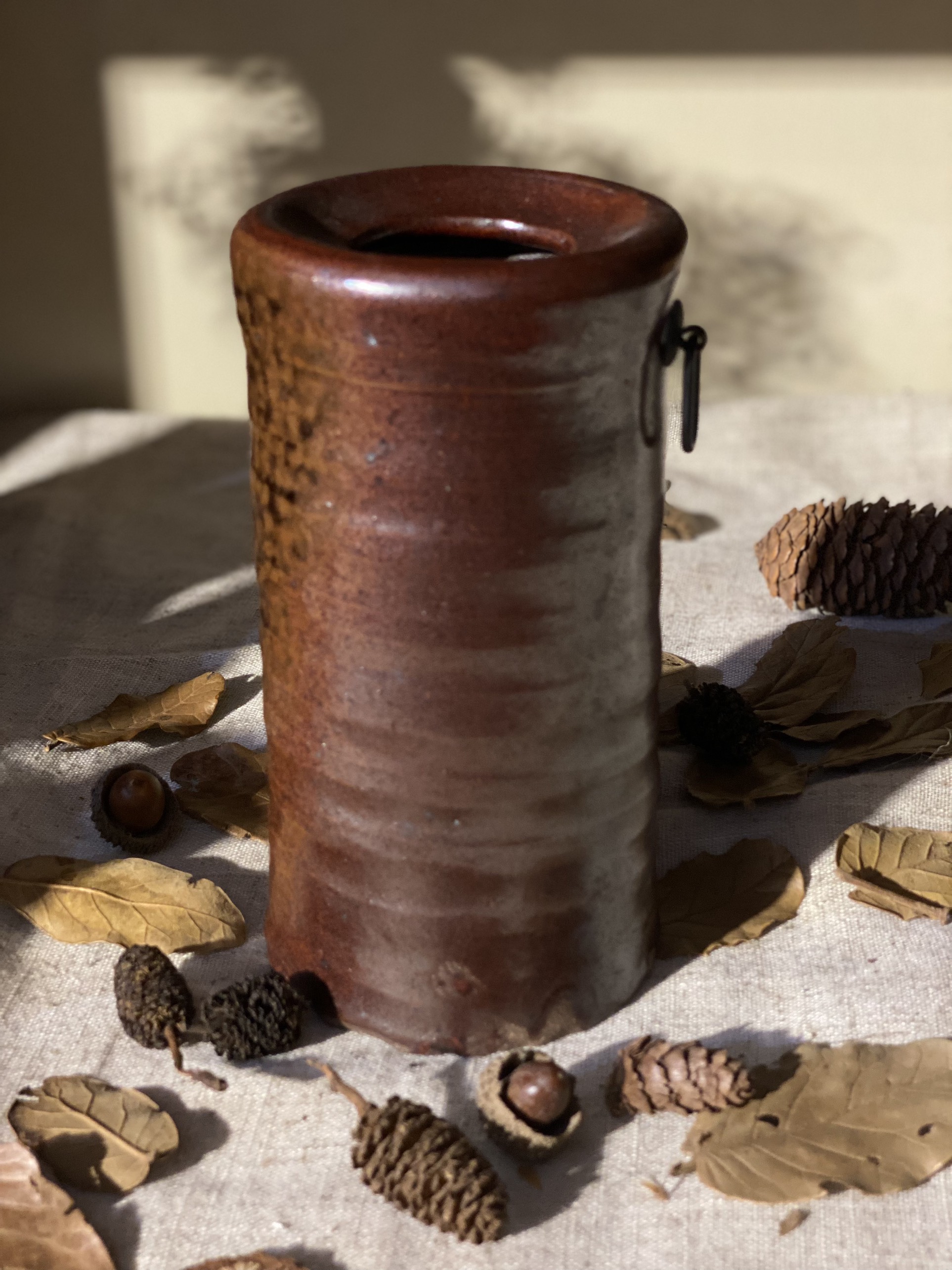 Bình Bizen men chảy có móc treo (Triện đáy)