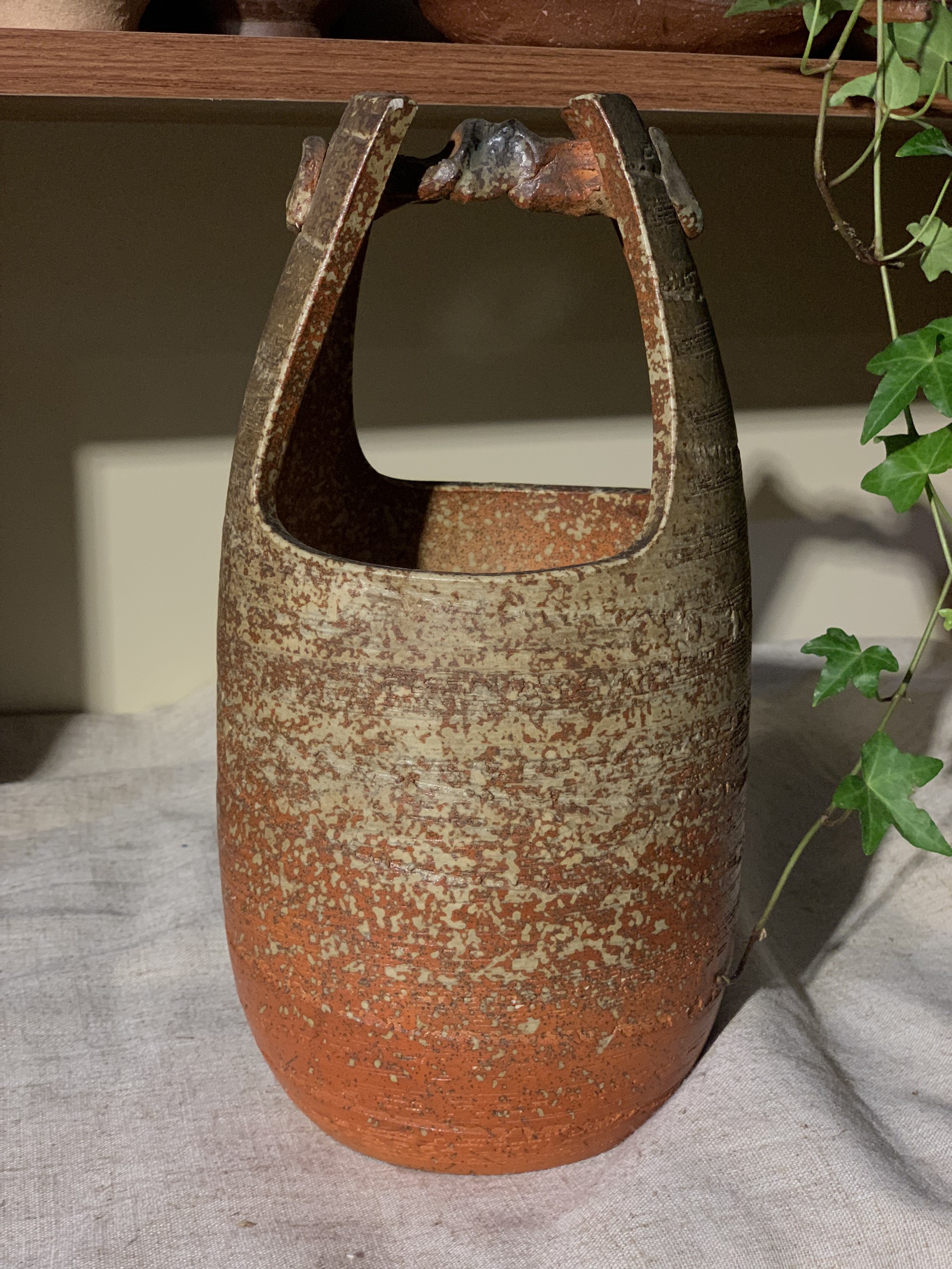 Bình mộc Shigaraki giờ quai cách điệu
