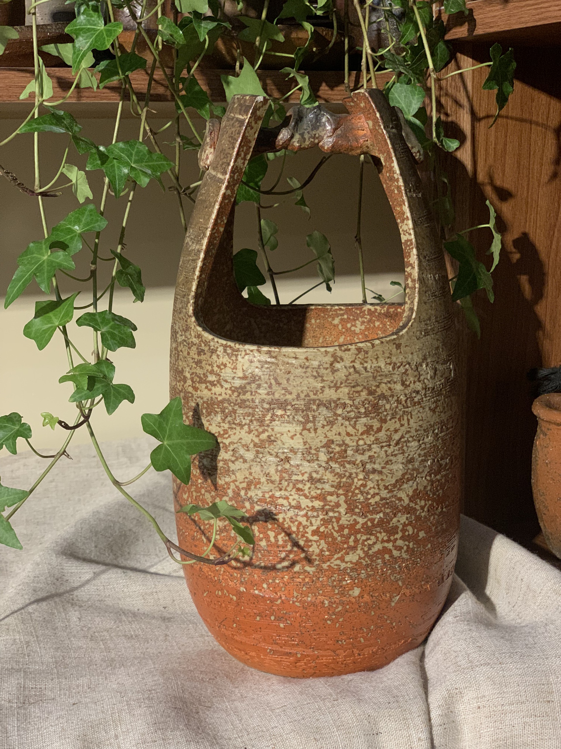 Bình mộc Shigaraki giờ quai cách điệu