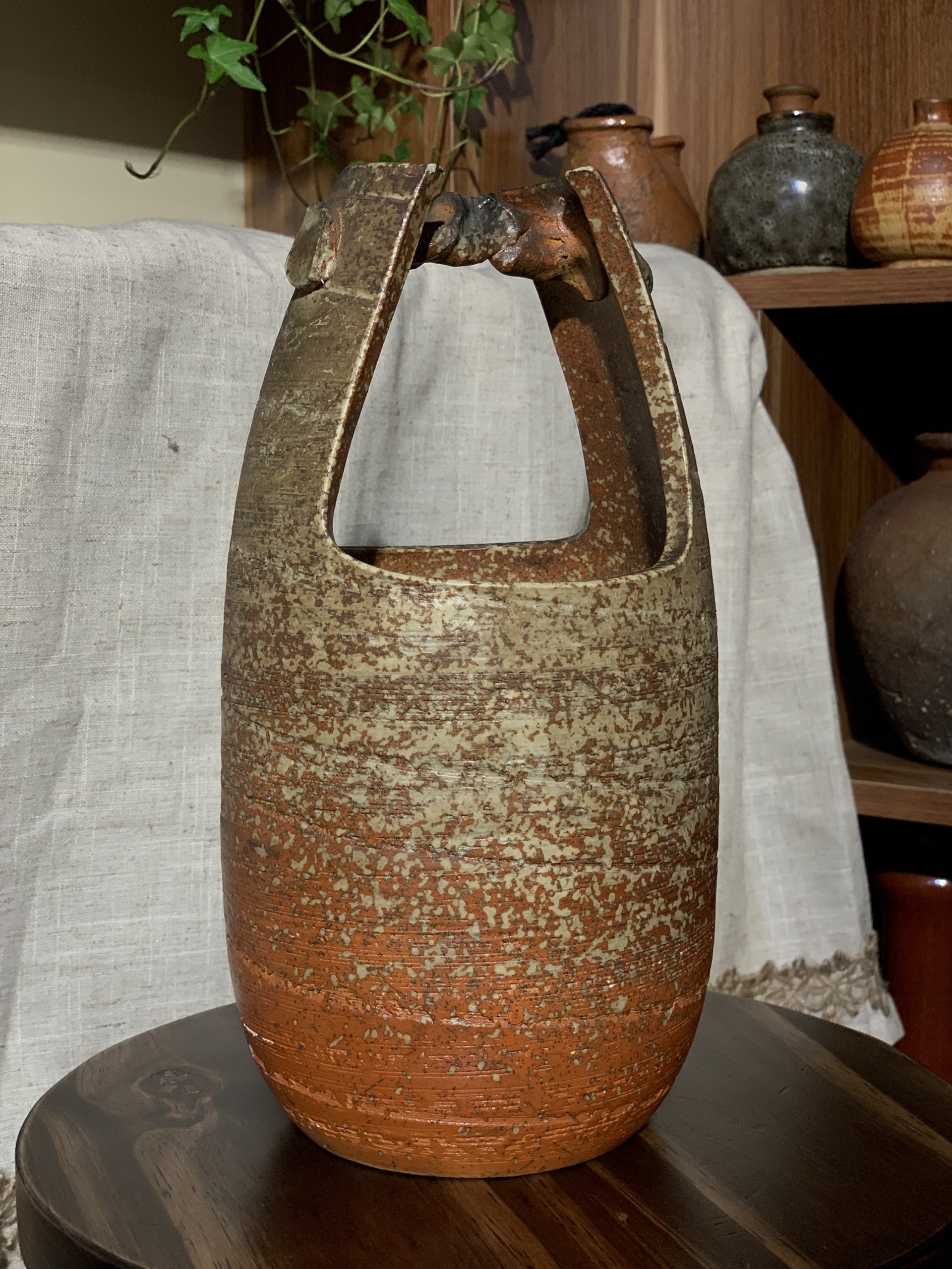 Bình mộc Shigaraki giờ quai cách điệu