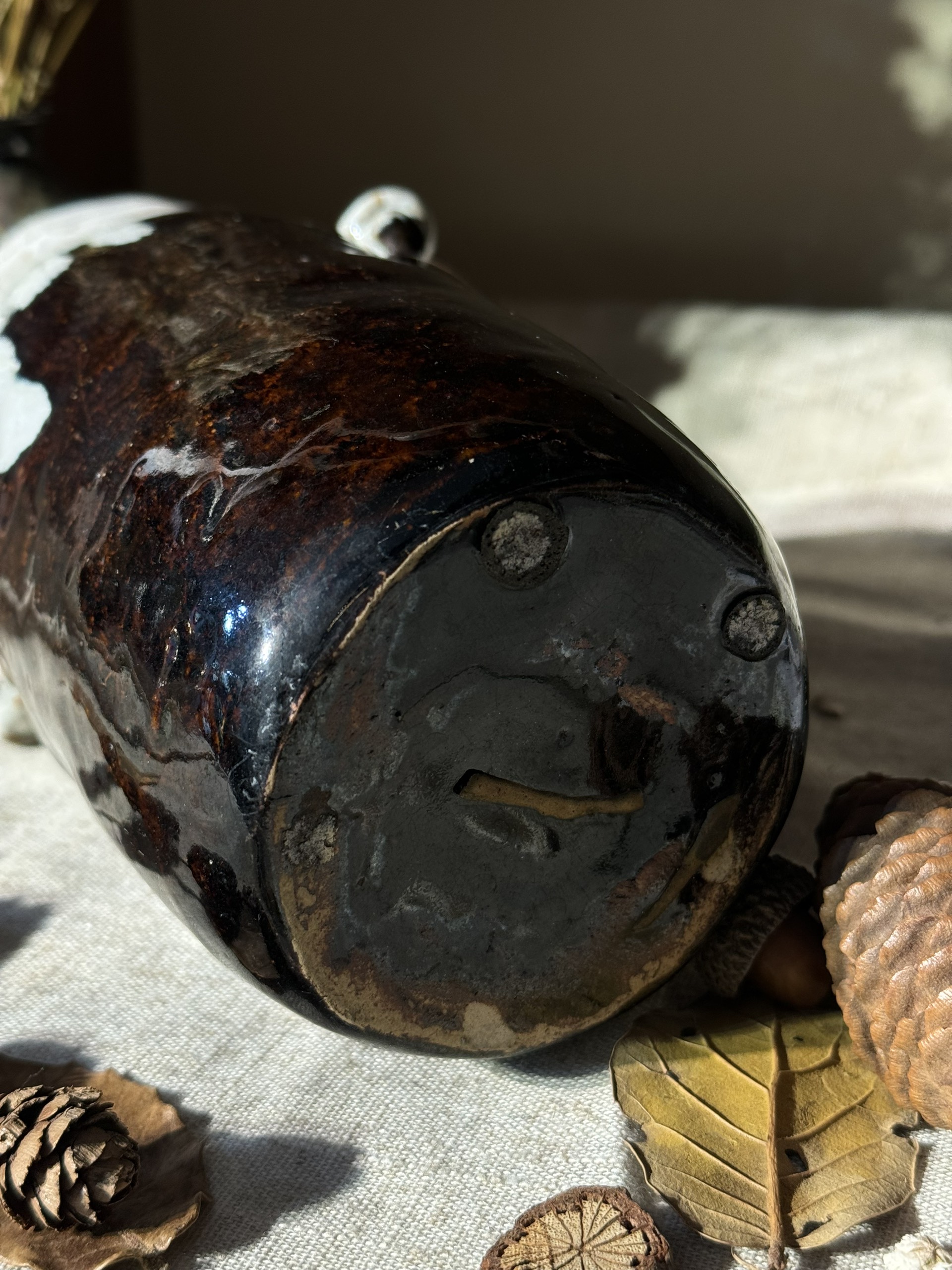 Bình mộc Wabi Sabi men sữa chảy quai xoắn cách điệu triện ký thân