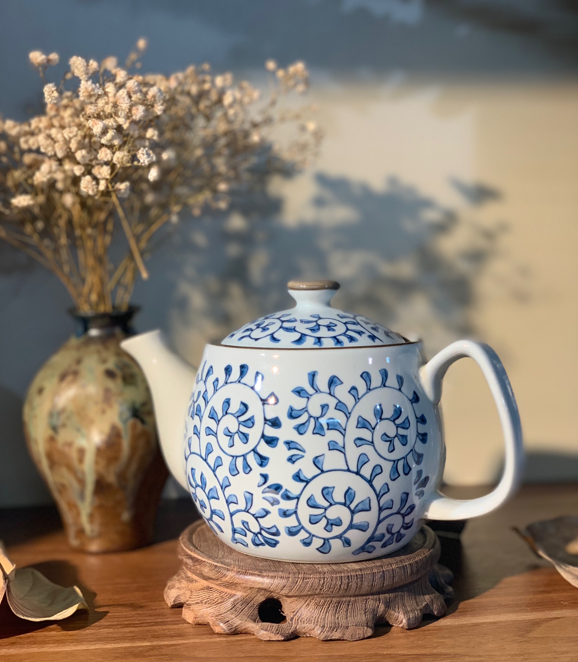 Bình trà men trắng họa tiết dây lam