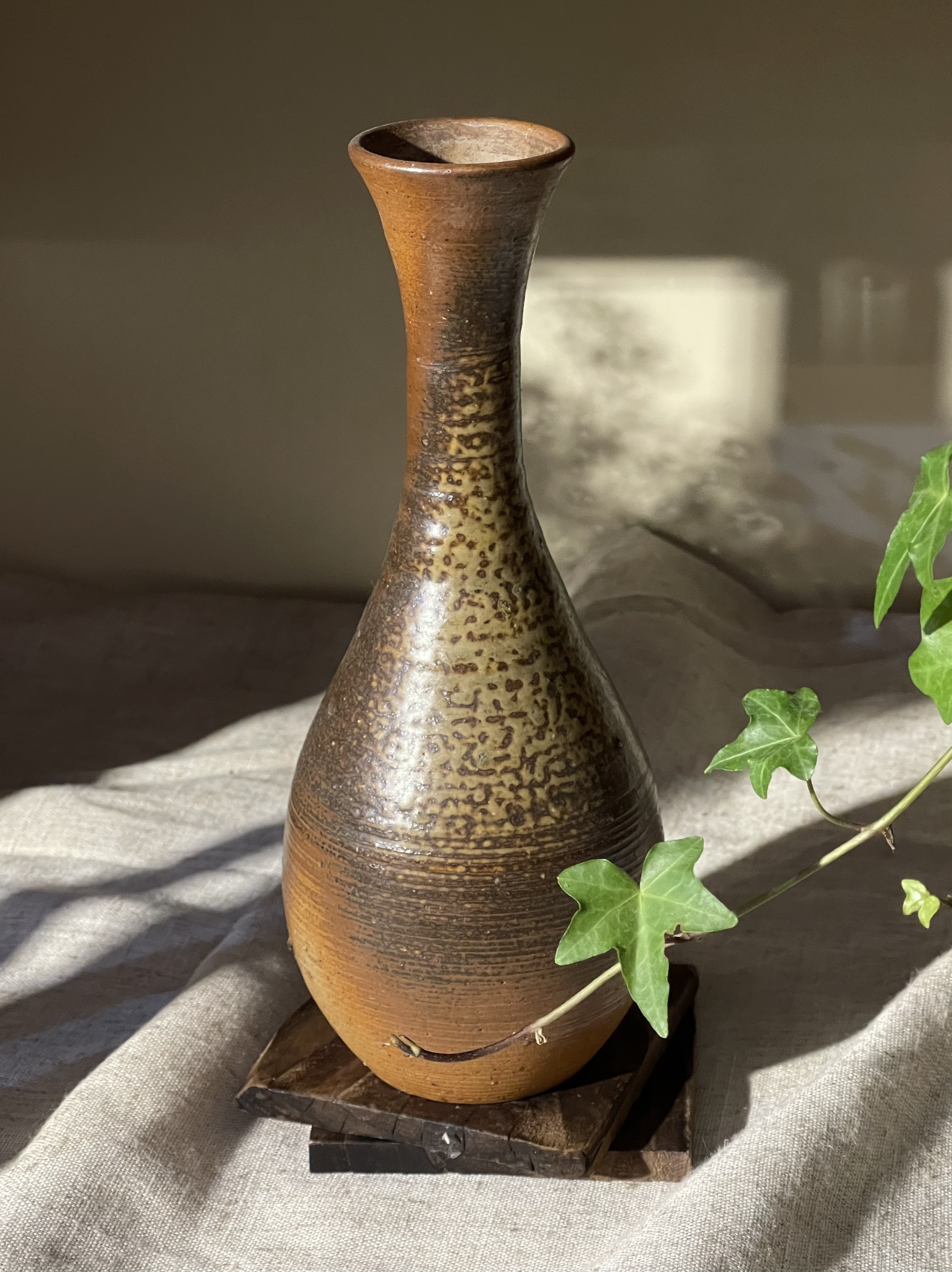 Bình gốm Bizen Goma dáng hút hài lộc cổ dài
