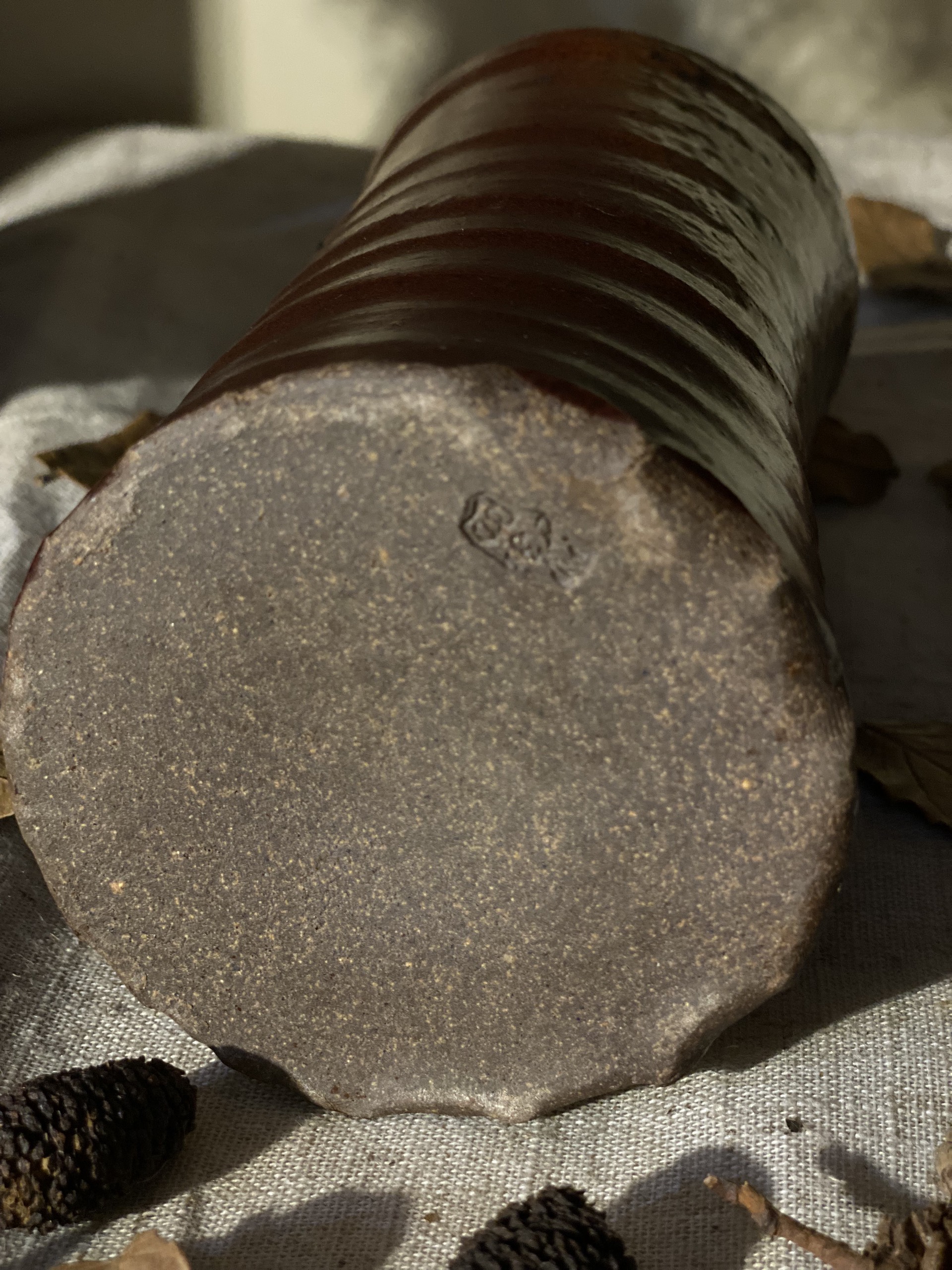 Bình Bizen men chảy có móc treo (Triện đáy)