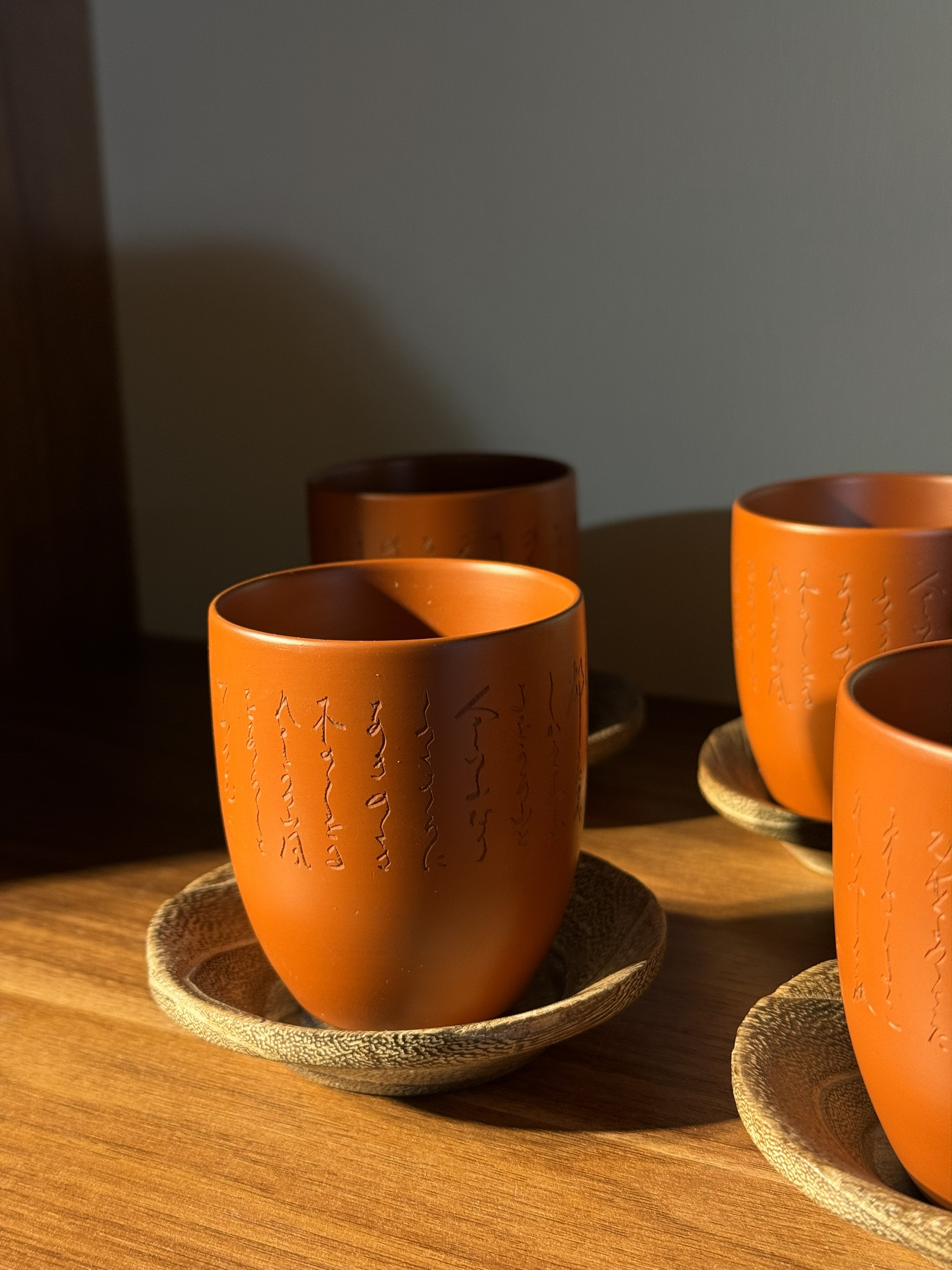 Bộ ấm Tokoname Kyusu khắc tay thư pháp lọc gốm bán cầu cốt đanh