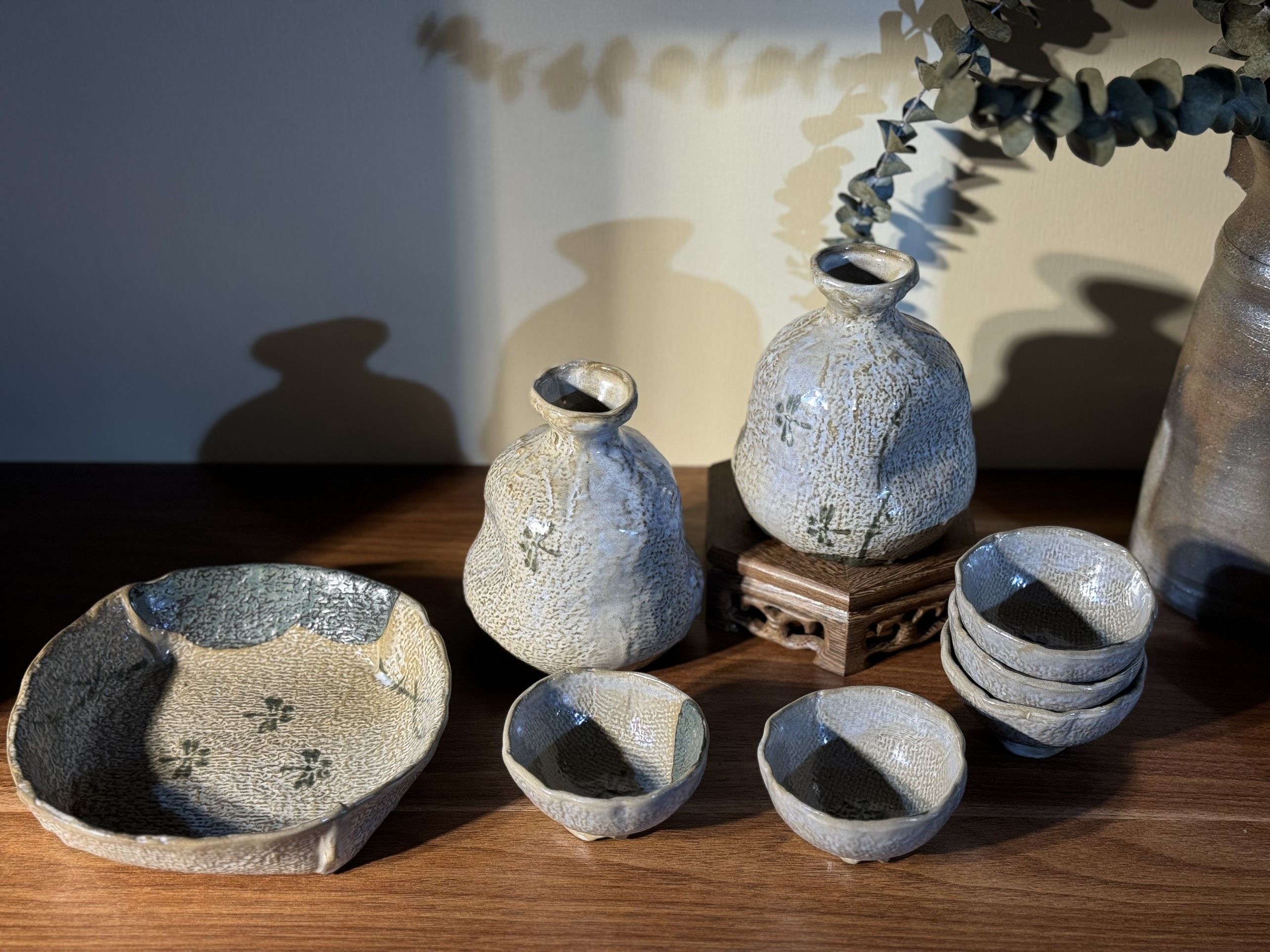 Bộ Sake Nhật Bản vẽ hoạ tiết chuồn chuồn đồng quê triện ẩn nghệ nhân
