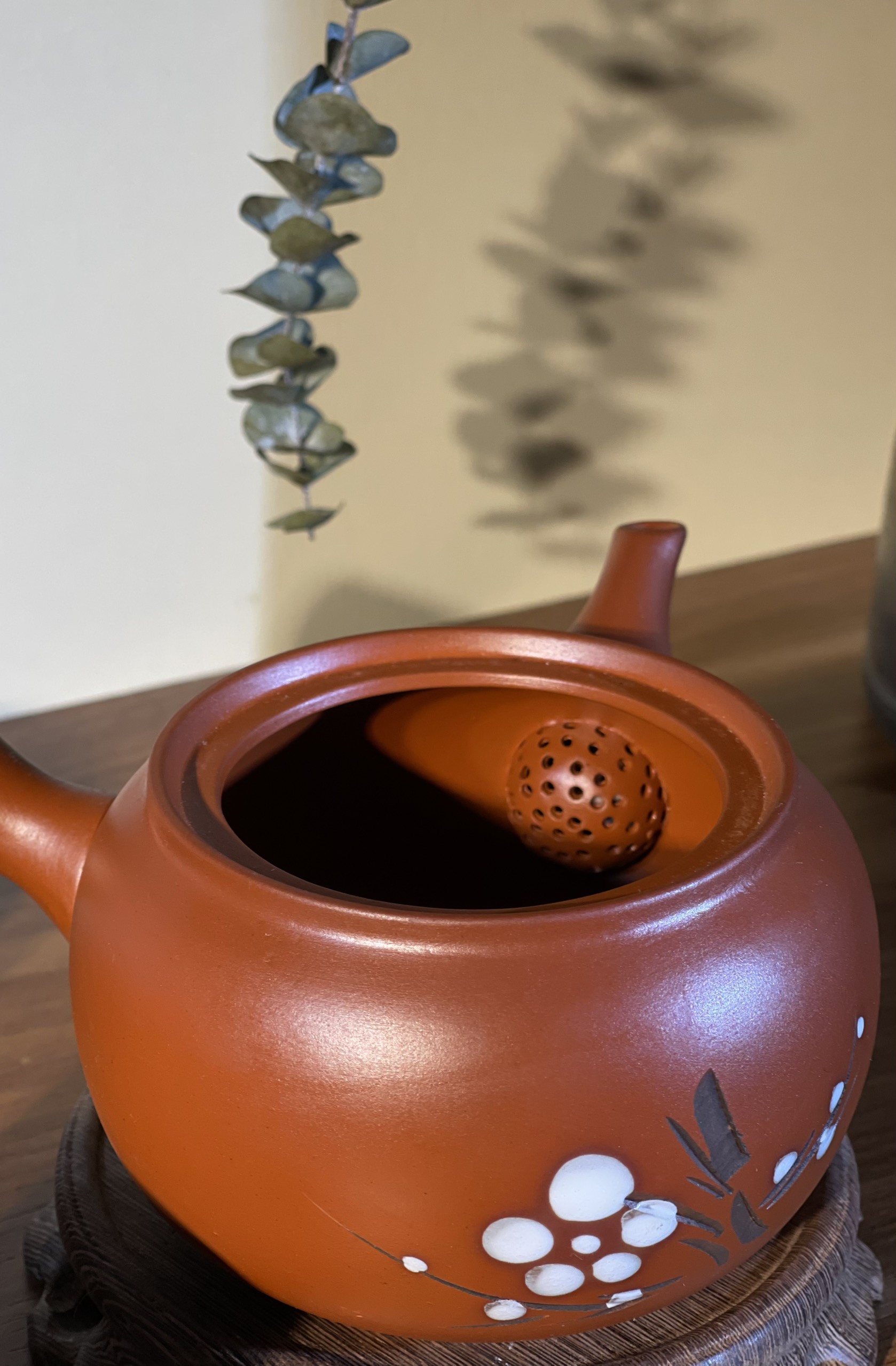 Bộ trà Tokoname đất đỏ vẽ hoa mai trắng