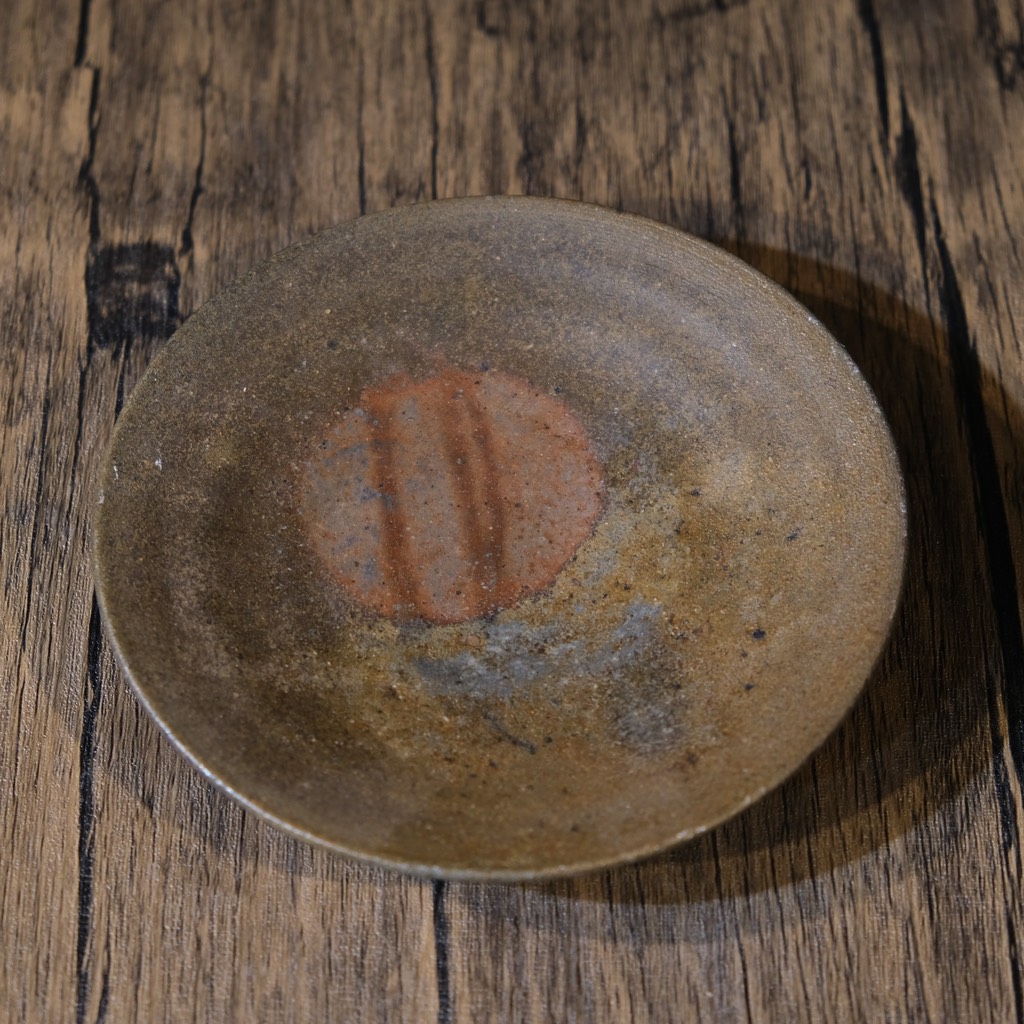 Đĩa bé gốm mộc chấm vàng triện khắc chìm