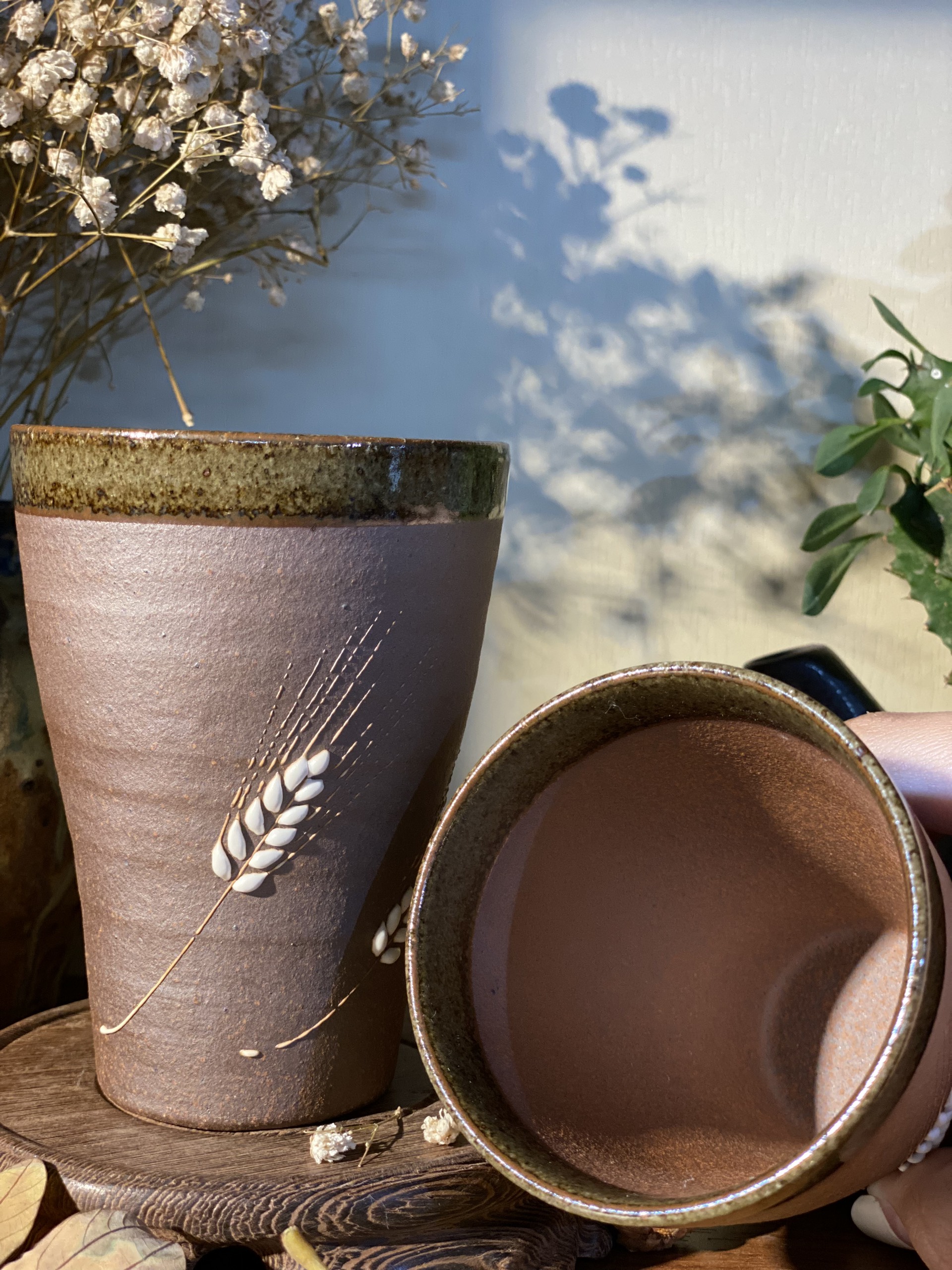 Cặp cốc banko viền lục khắc nổi bông lau