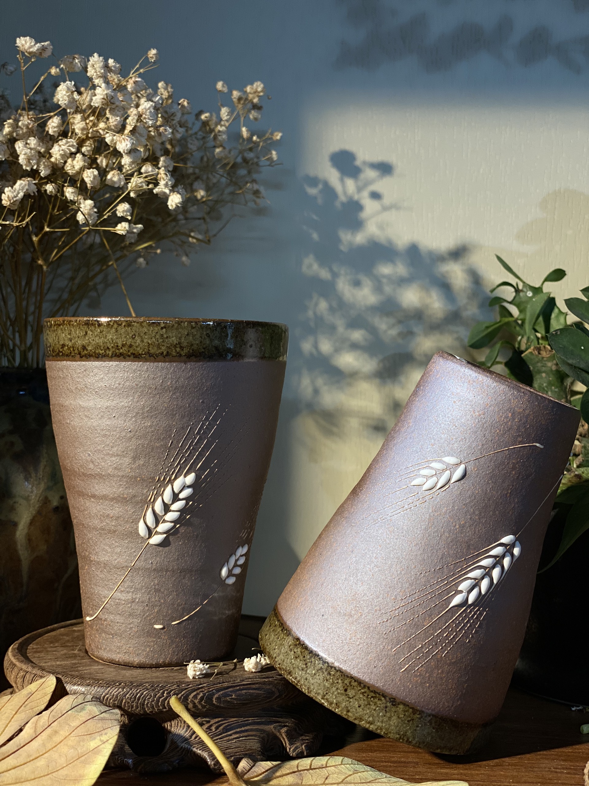 Cặp cốc banko viền lục khắc nổi bông lau