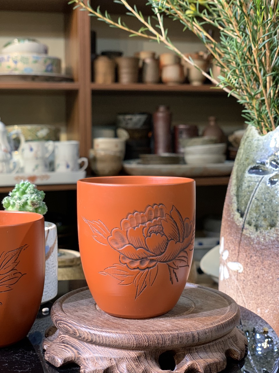 Cặp cốc Tokoname khắc hoa