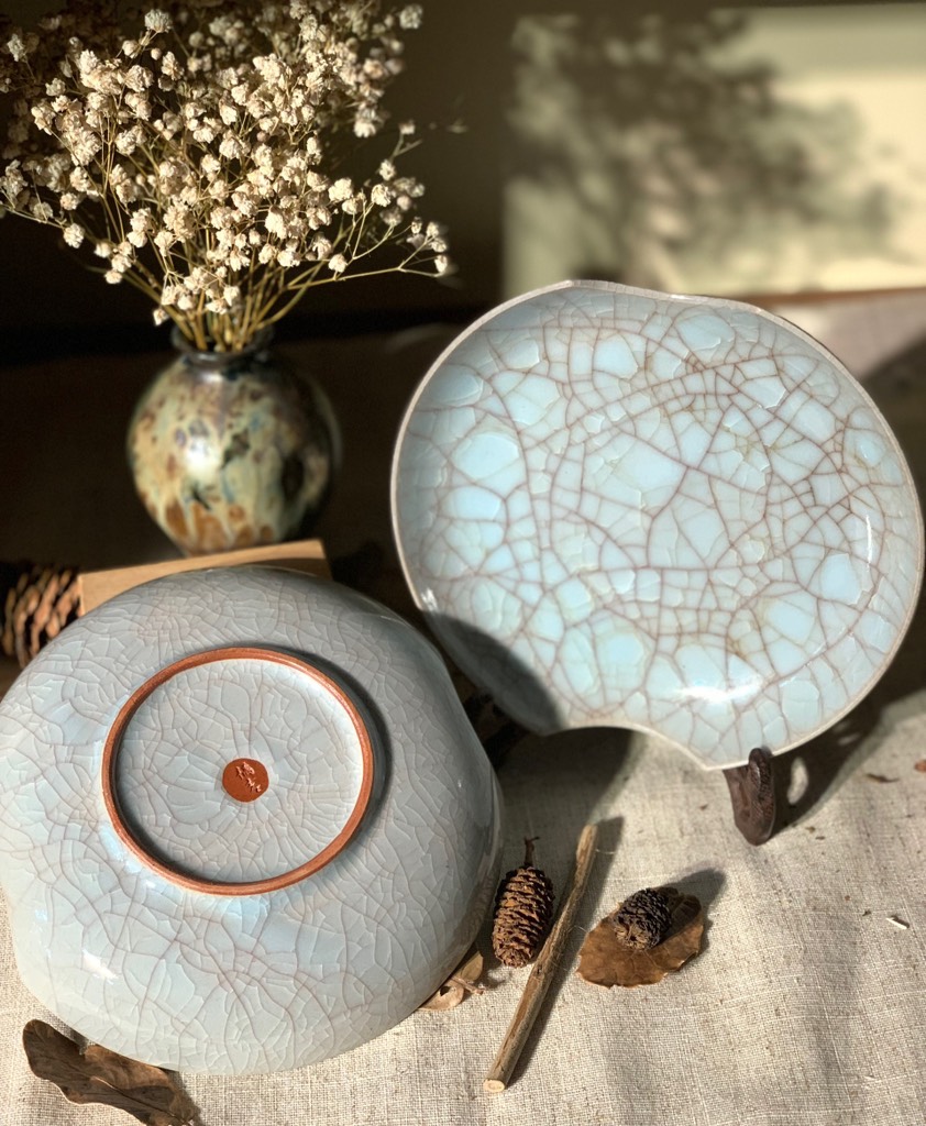 Đĩa men celadon huyết rồng