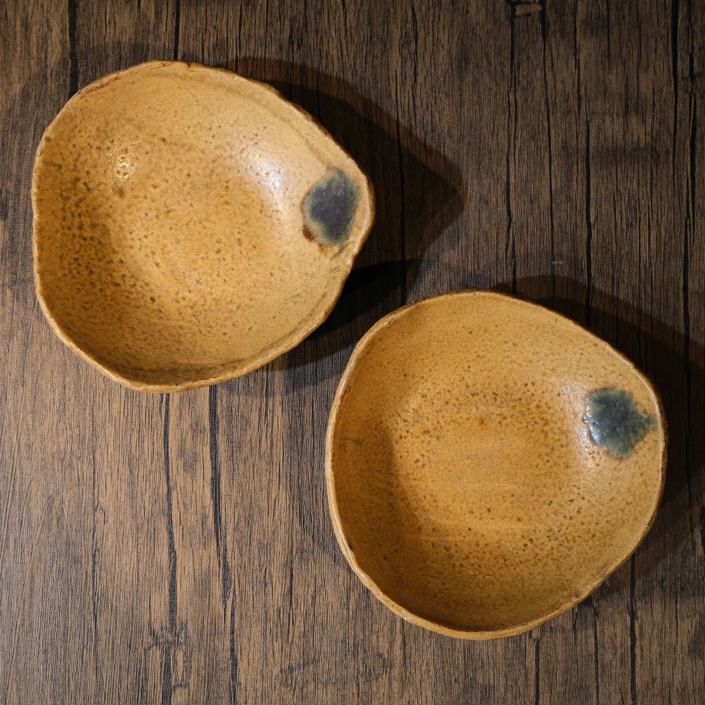 Đĩa mộc vàng loang men rêu