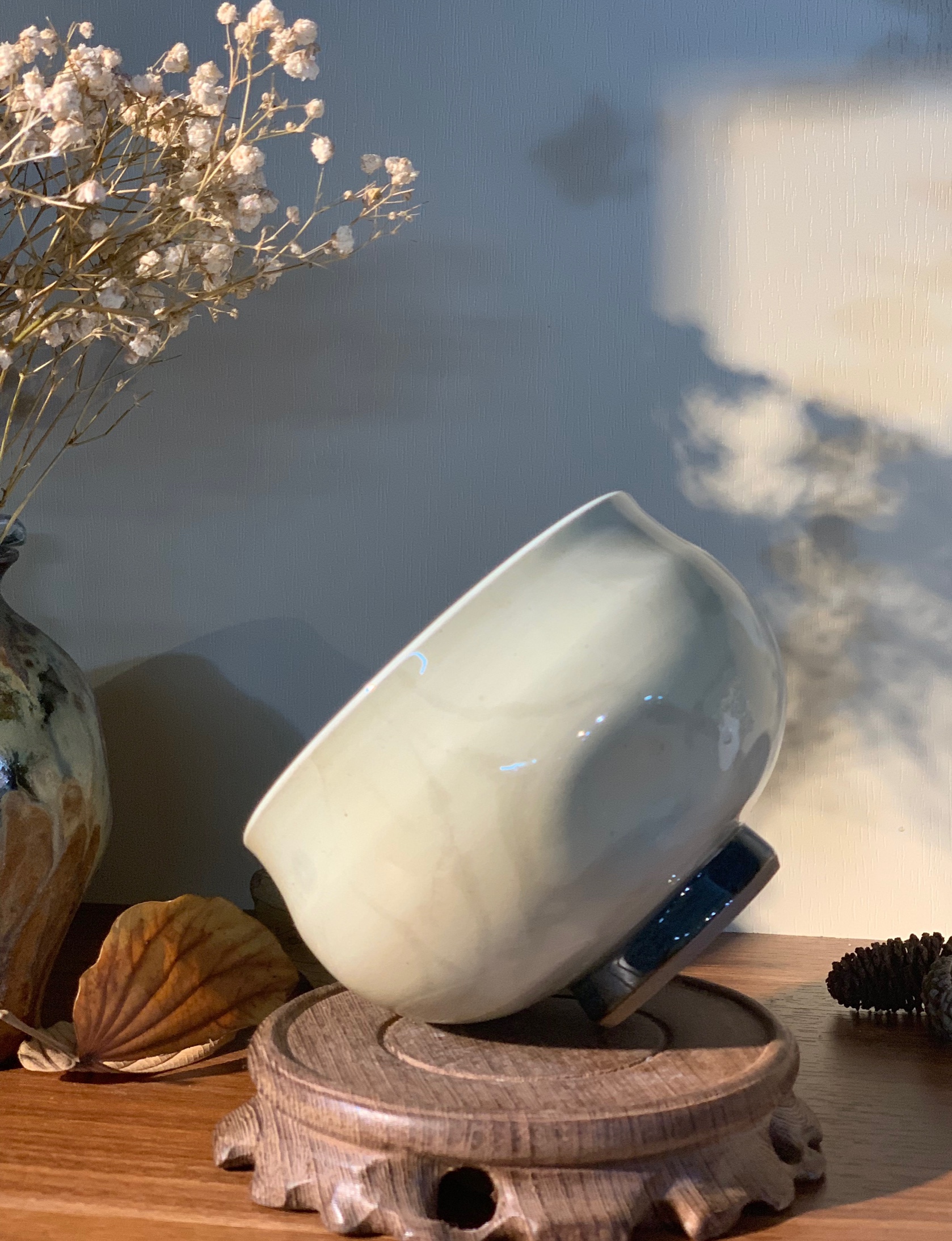 Chawan - Bát đánh matcha tráng men sữa đế xanh lam