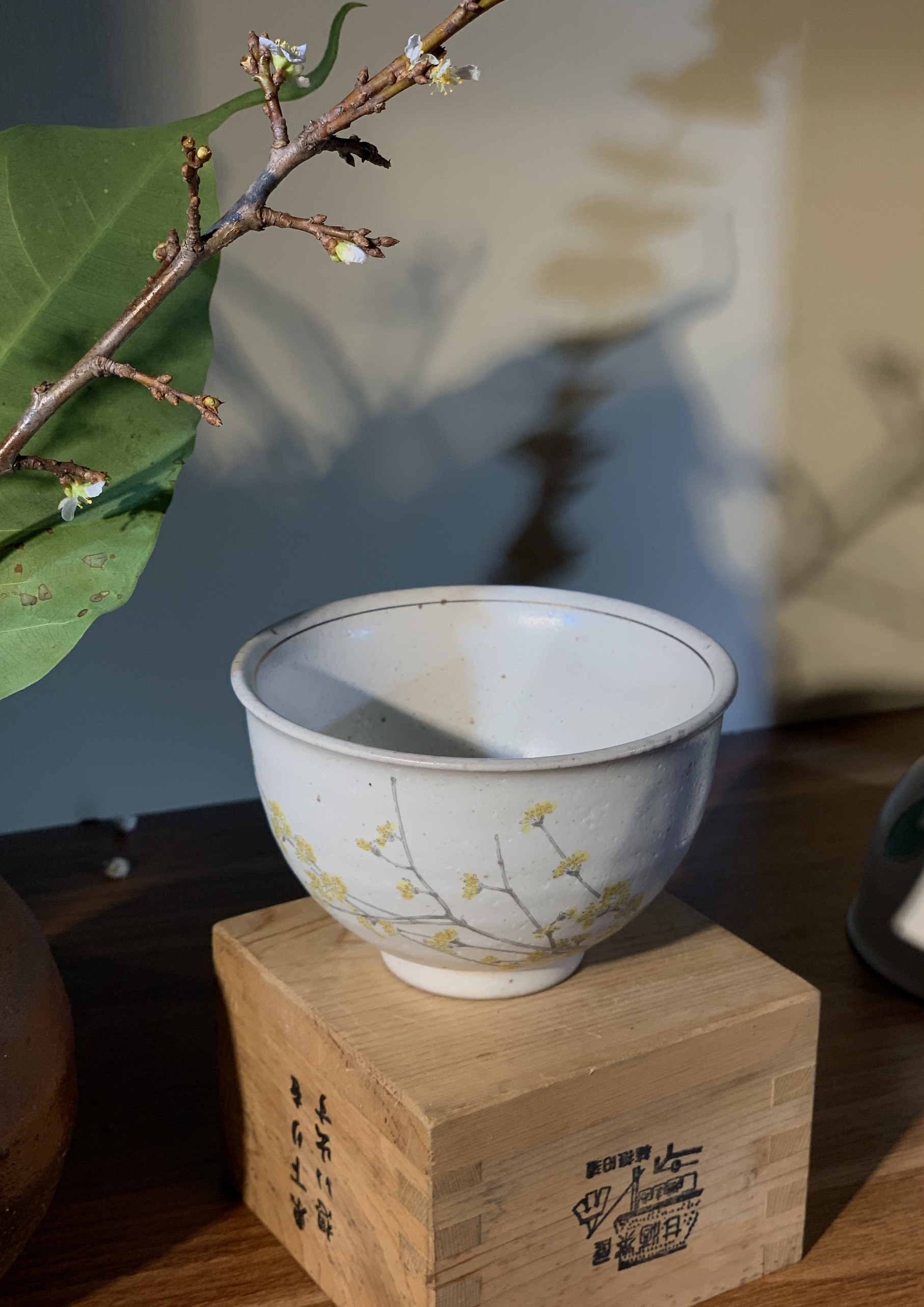 Chén men tráng sữa vẽ hoa