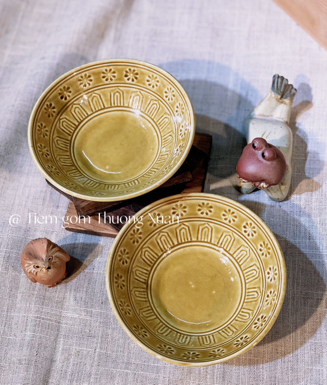 Chén size nhỡ hoạ tiết chấm nổi