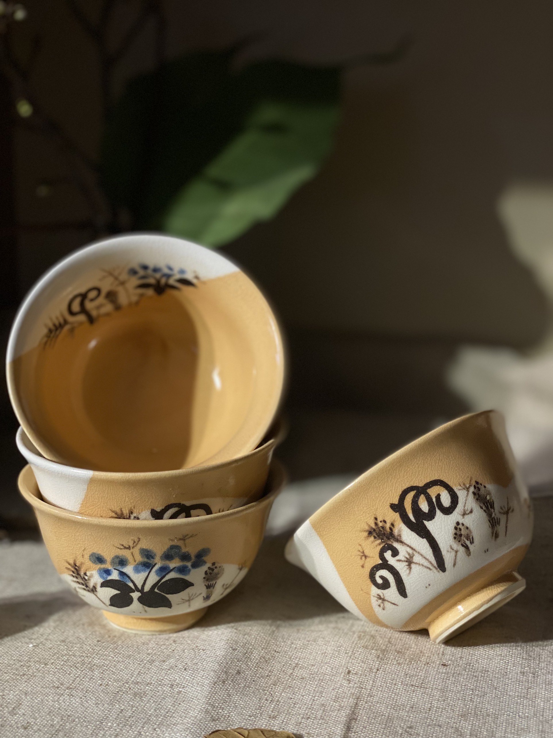 Chén trà men rạn màu cam hoa xanh