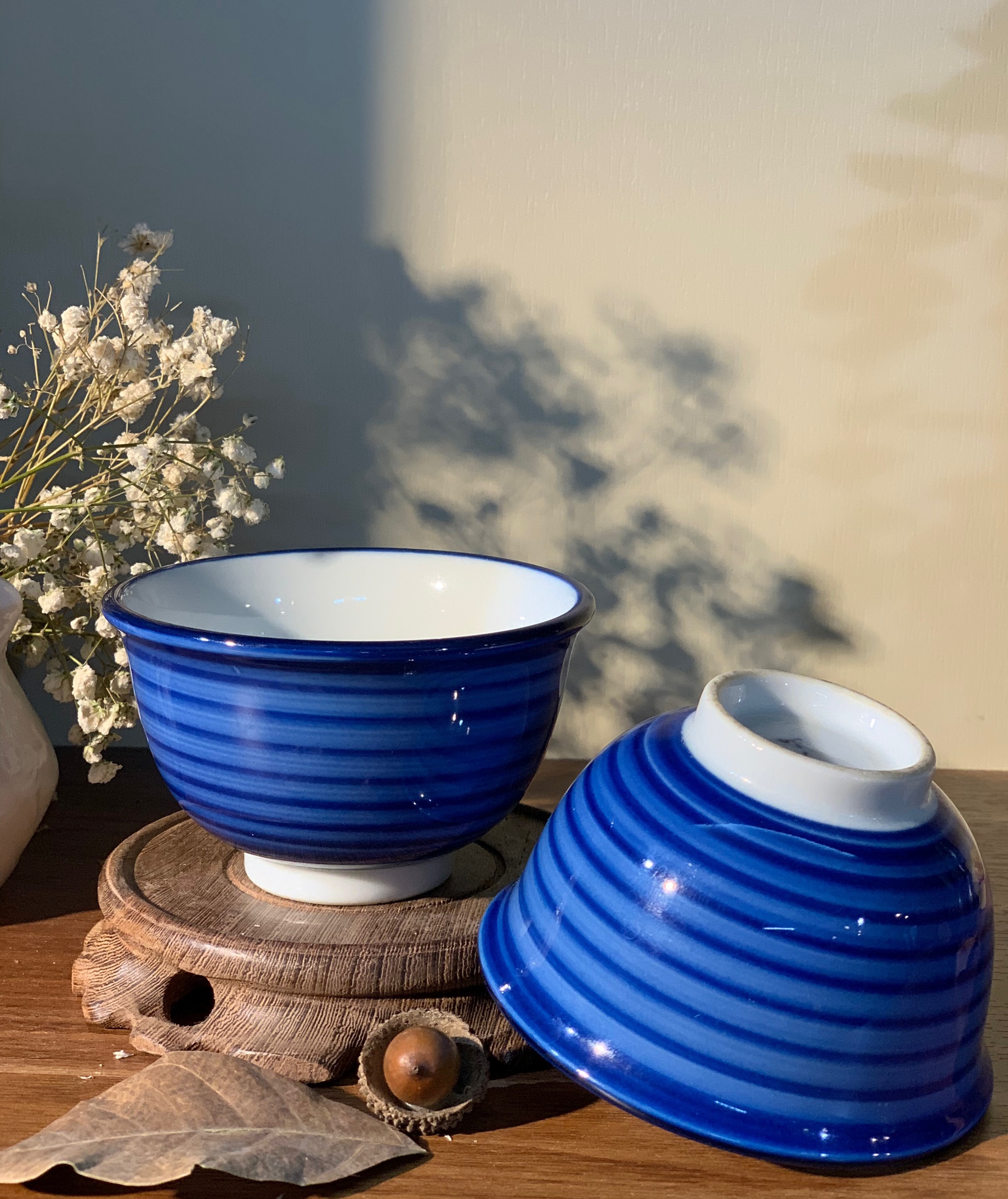 Chén mộc tráng men lam lòng bát hoạ tiết hoa
