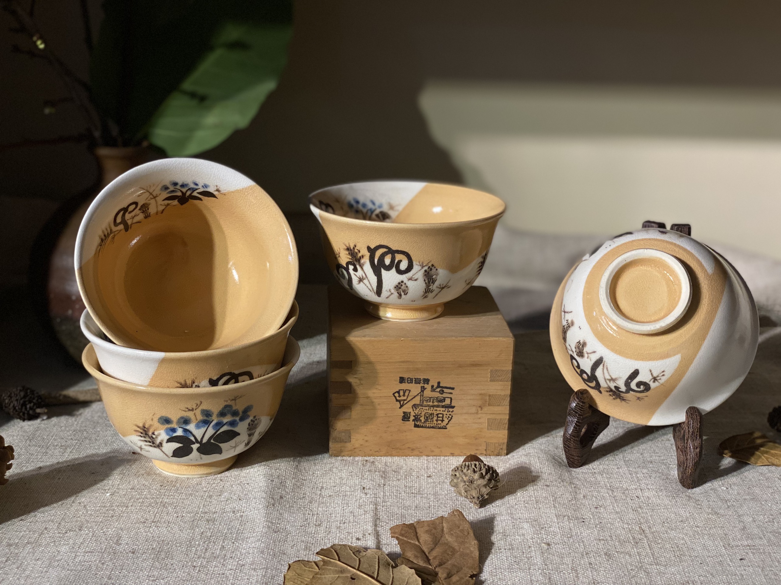 Chén trà men rạn màu cam hoa xanh