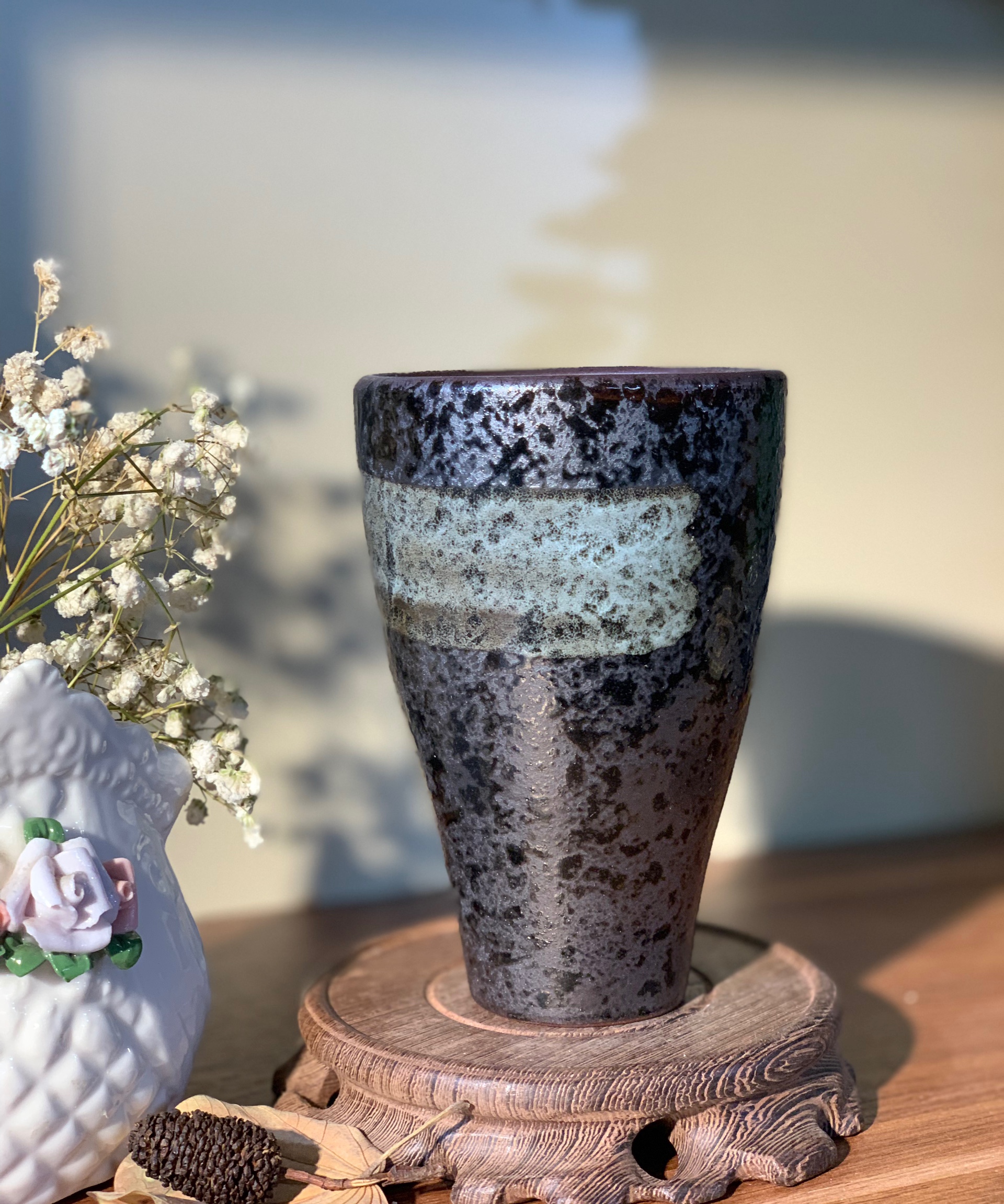 Cốc gốm màu xám đá khắc triện