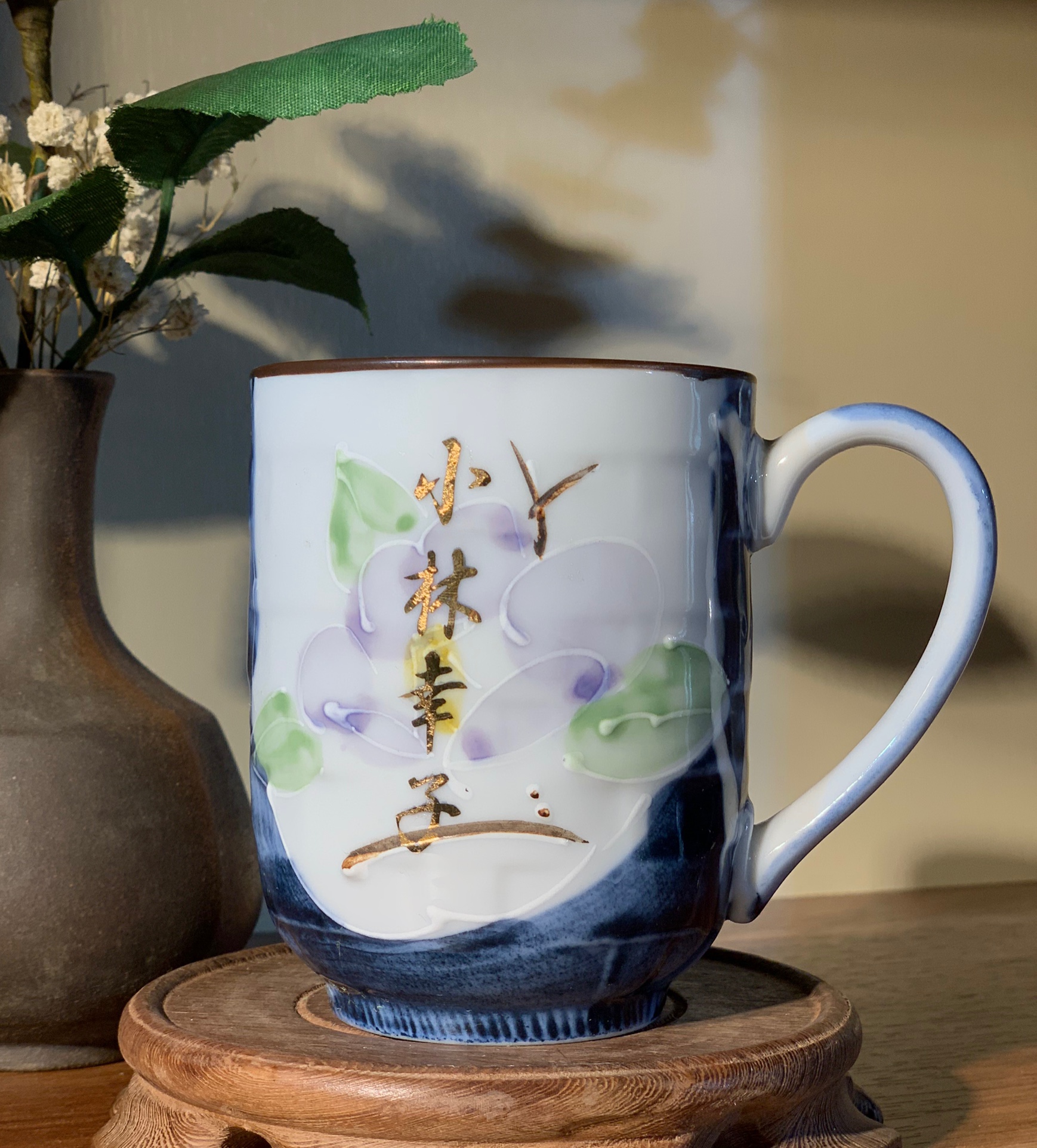 cốc mộc men lam chữ vàng khắc nổi