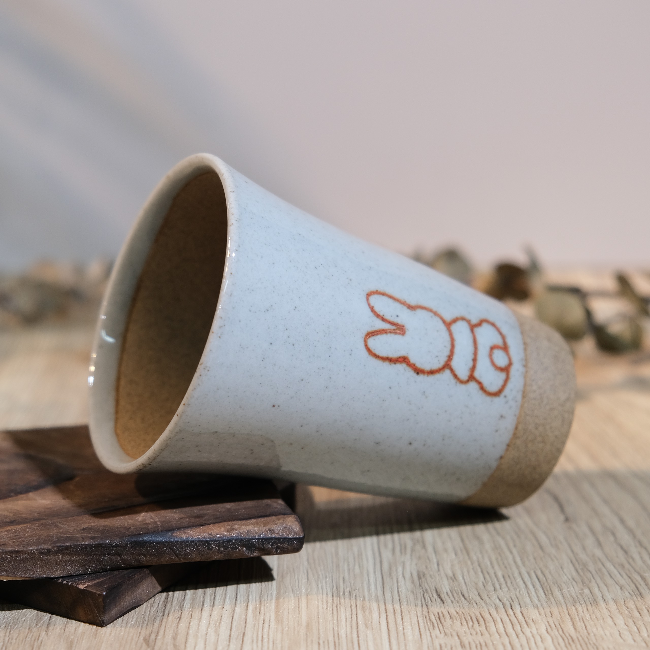 Cốc mộc men tiêu vẽ thỏ