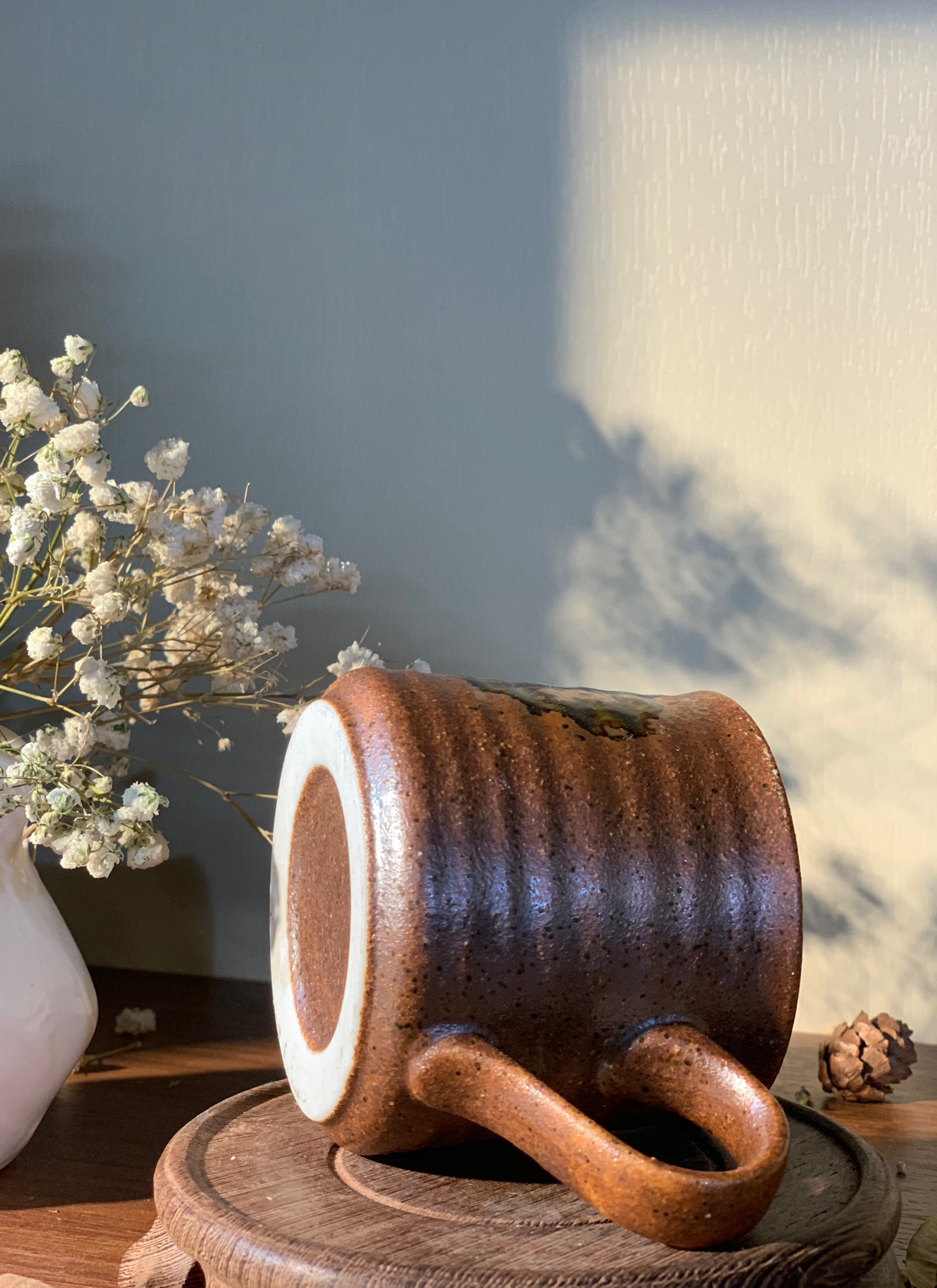 Cốc mộc nâu chấm tiêu loang xanh rêu có quai