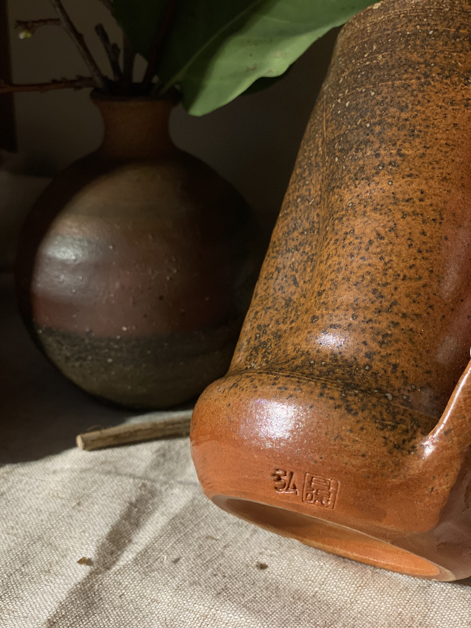 Cốc mộc vuốt tay nghệ nhân triện khắc chìm