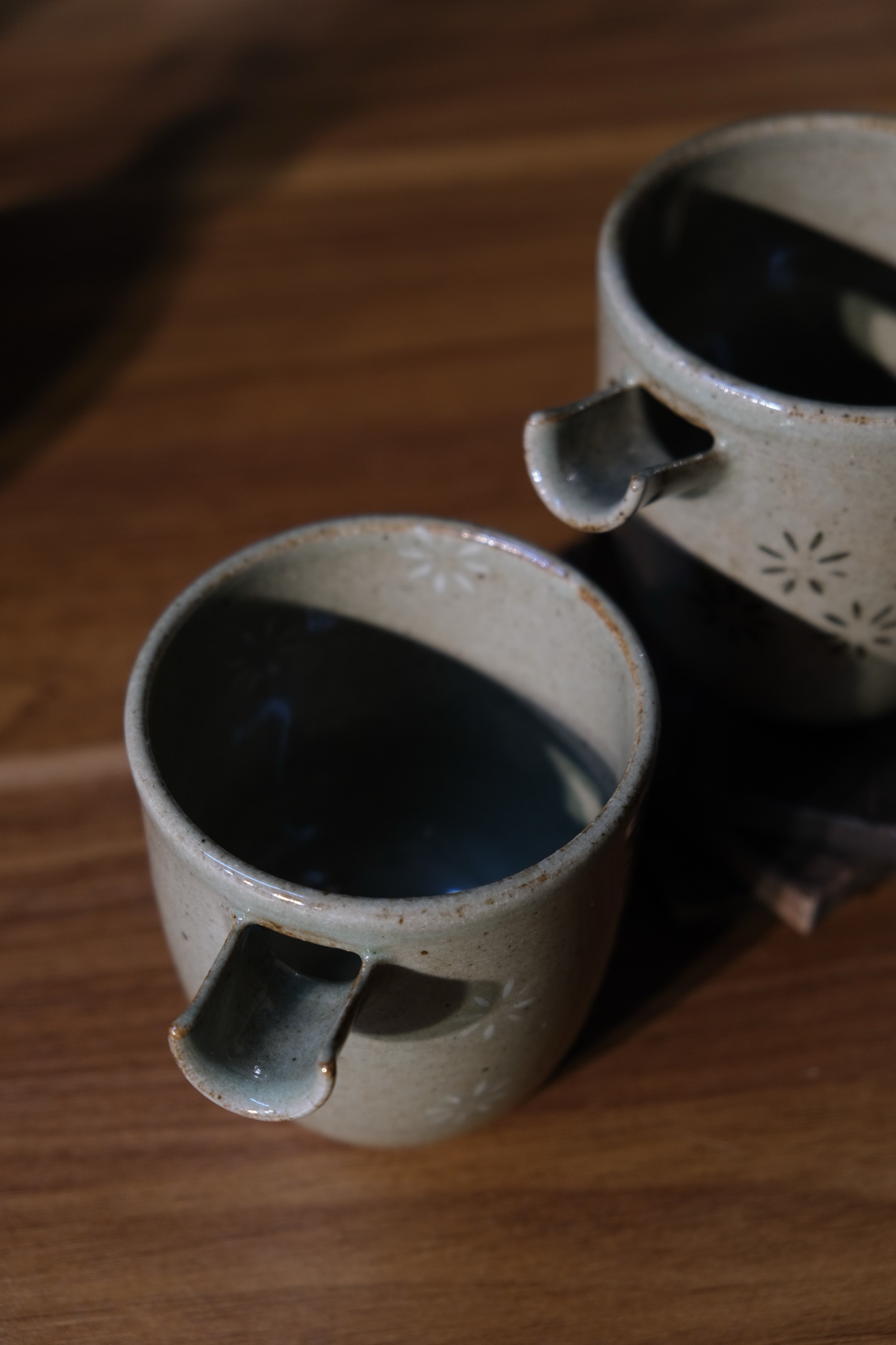 Cốc rót men tiêu hoa nhí