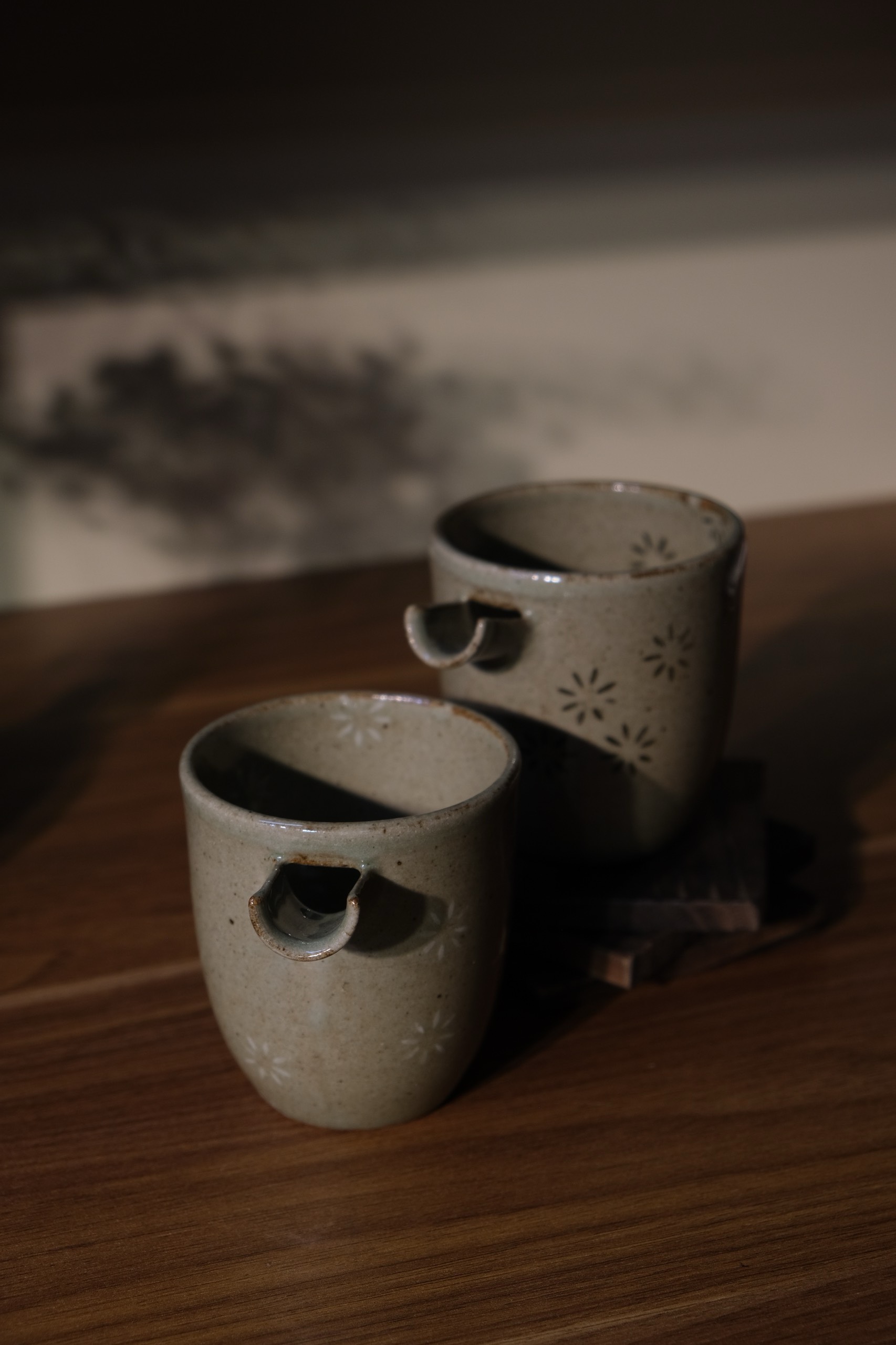 Cốc rót men tiêu hoa nhí
