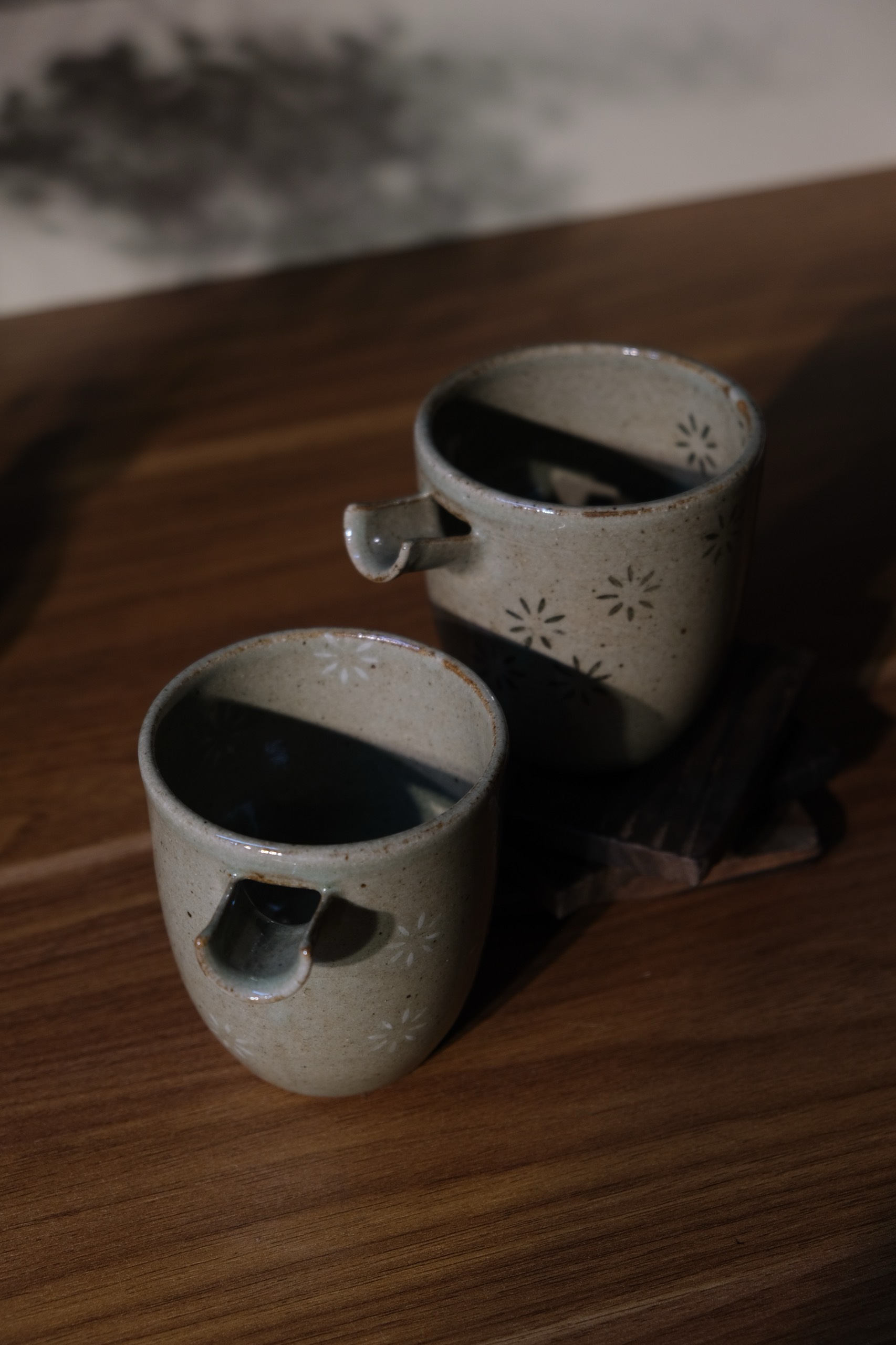 Cốc rót men tiêu hoa nhí
