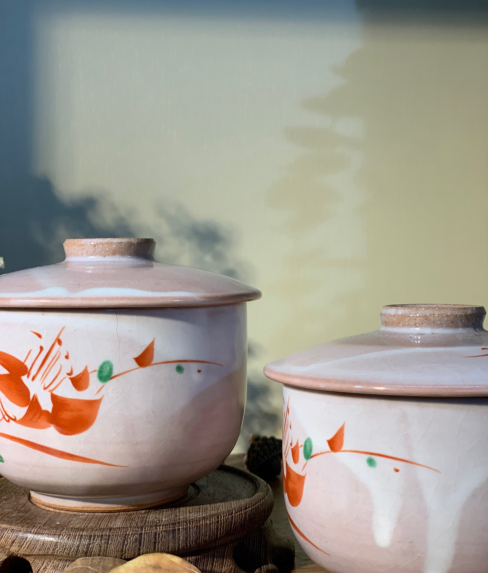 Thố Kyo có nắp tráng men hồng loang