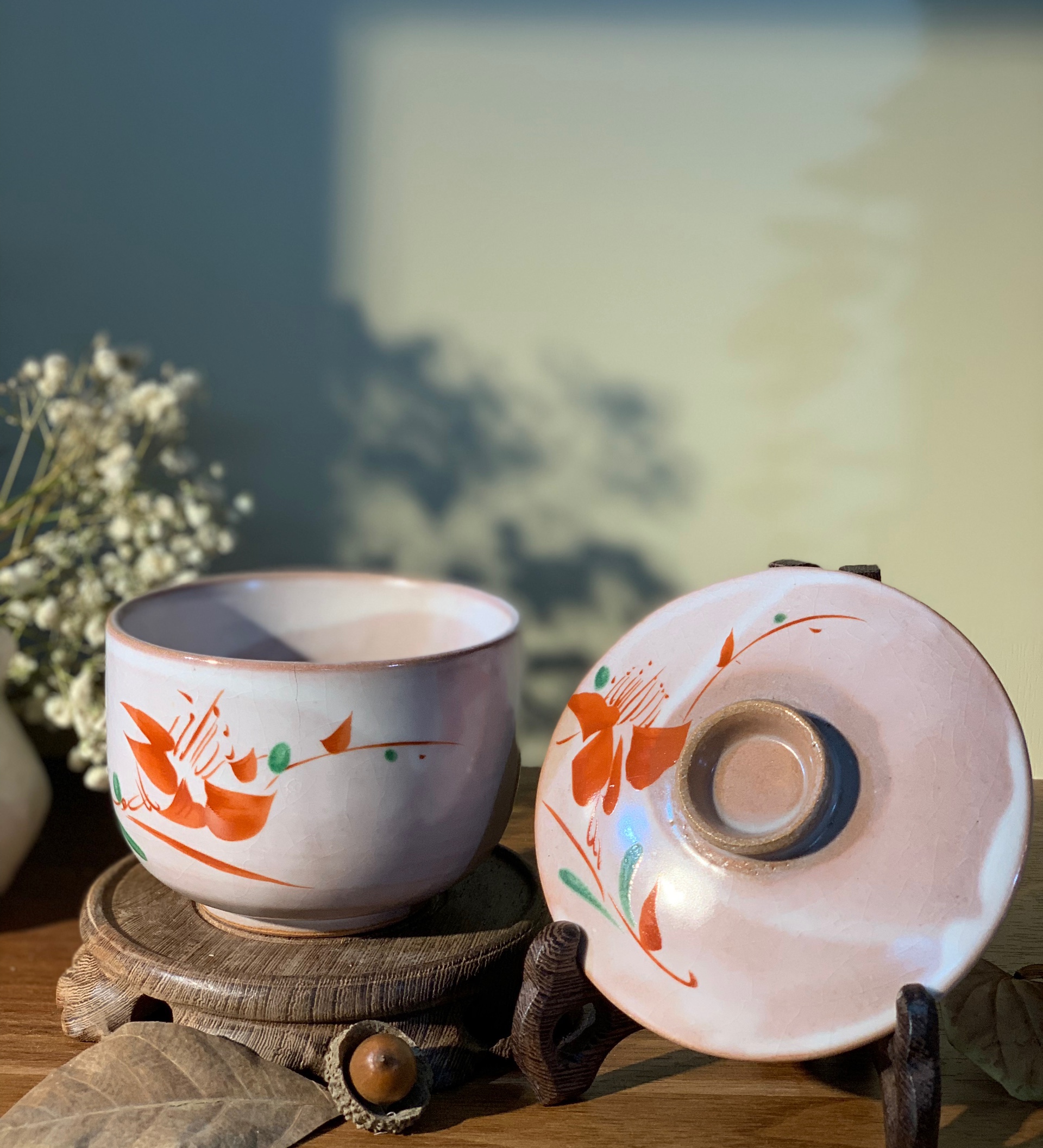 Thố Kyo có nắp tráng men hồng loang