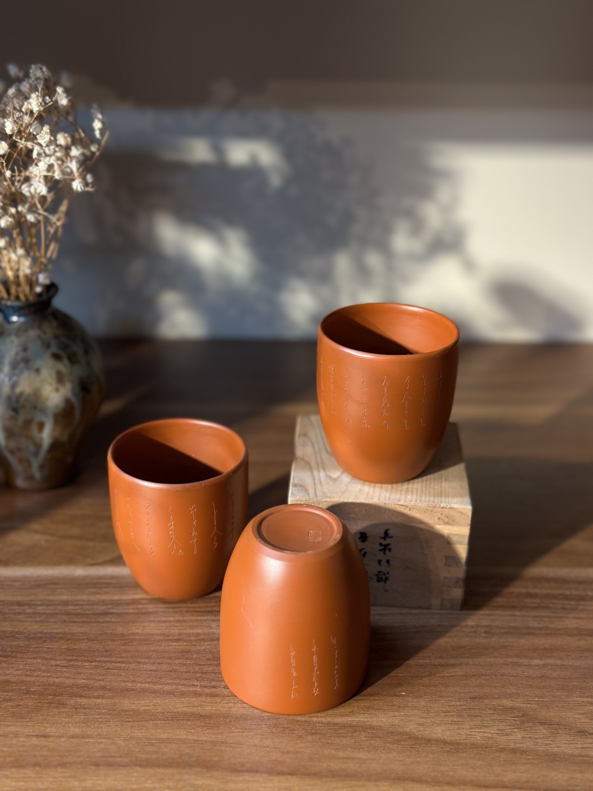 Cốc trà Tokoname vẽ thư pháp