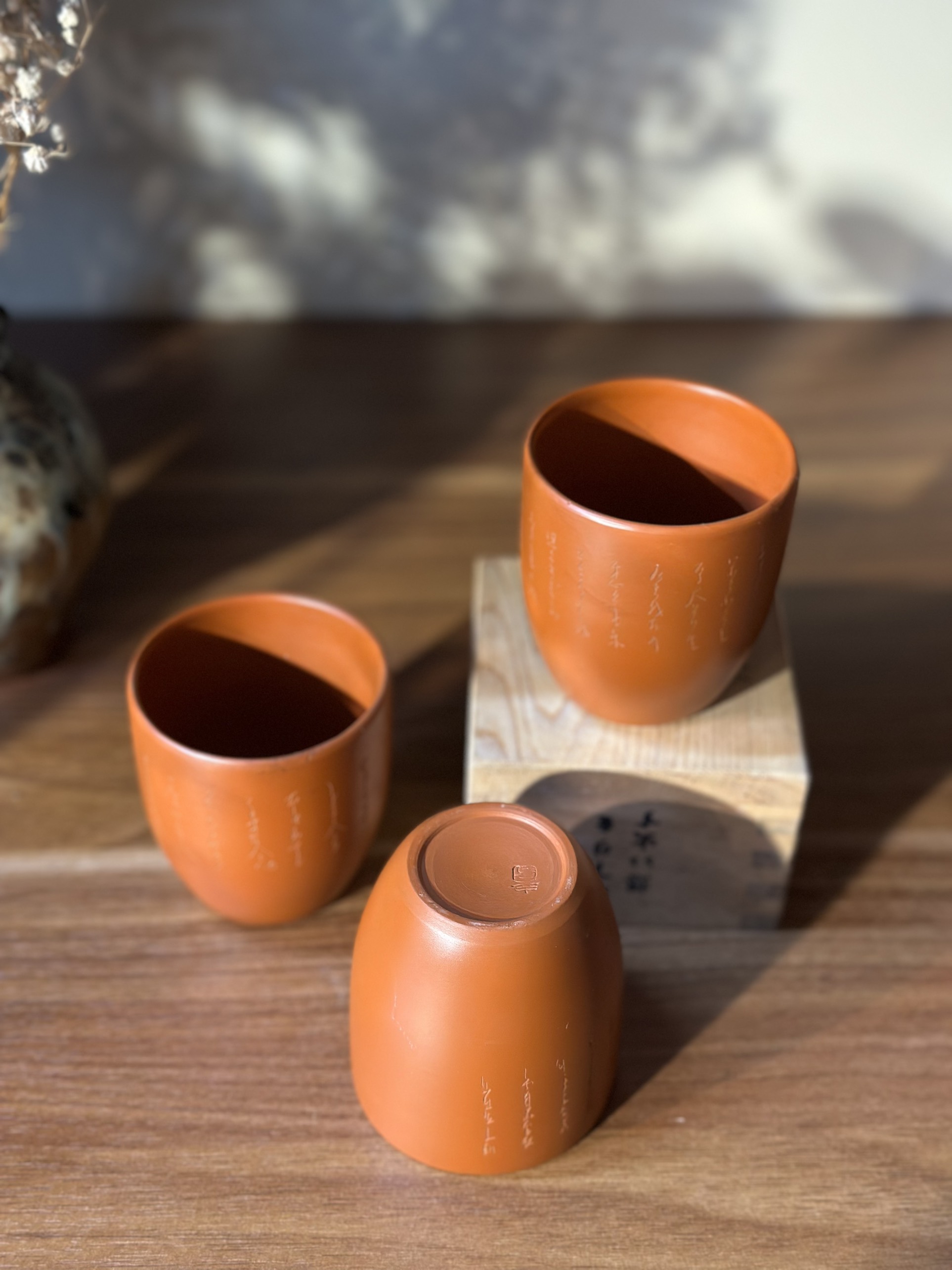 Cốc trà Tokoname vẽ thư pháp