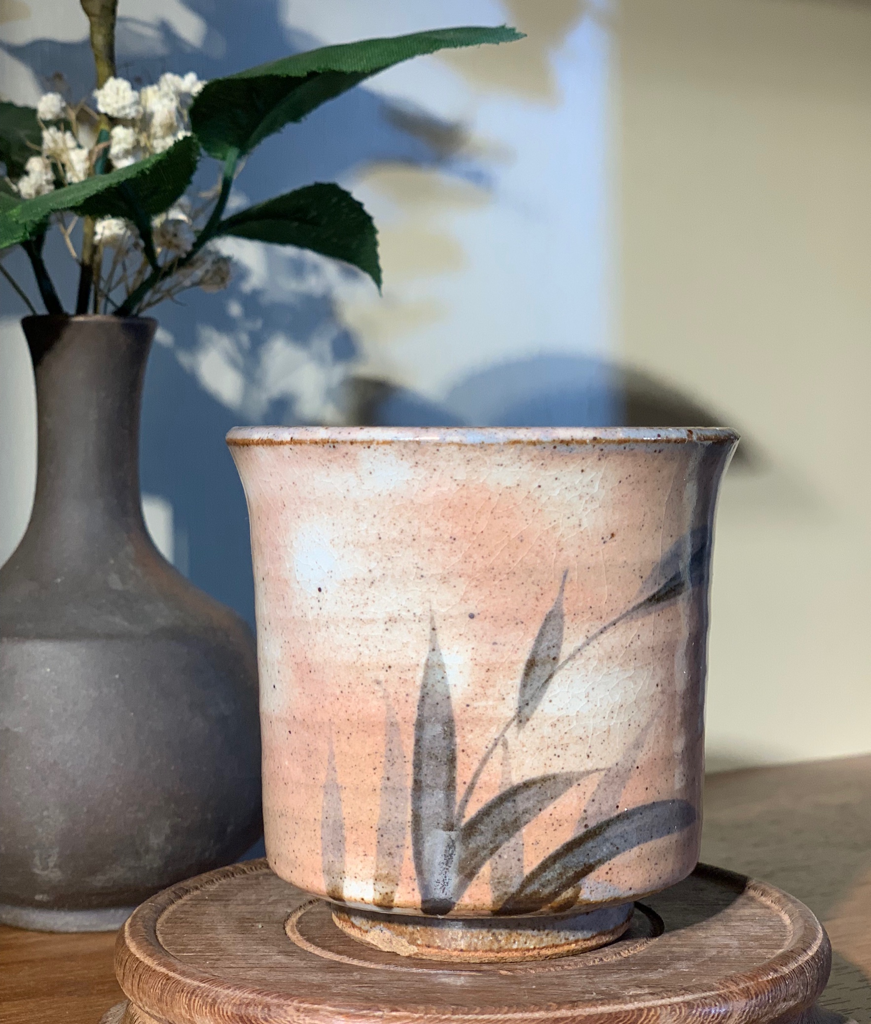 Cốc mộc tráng men hồng loang hoạ tiết lá tre