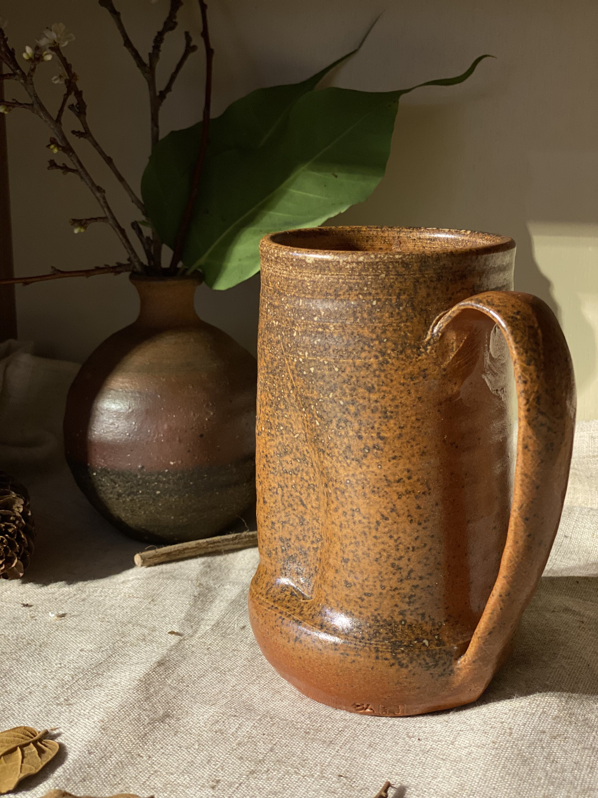 Cốc mộc vuốt tay nghệ nhân triện khắc chìm