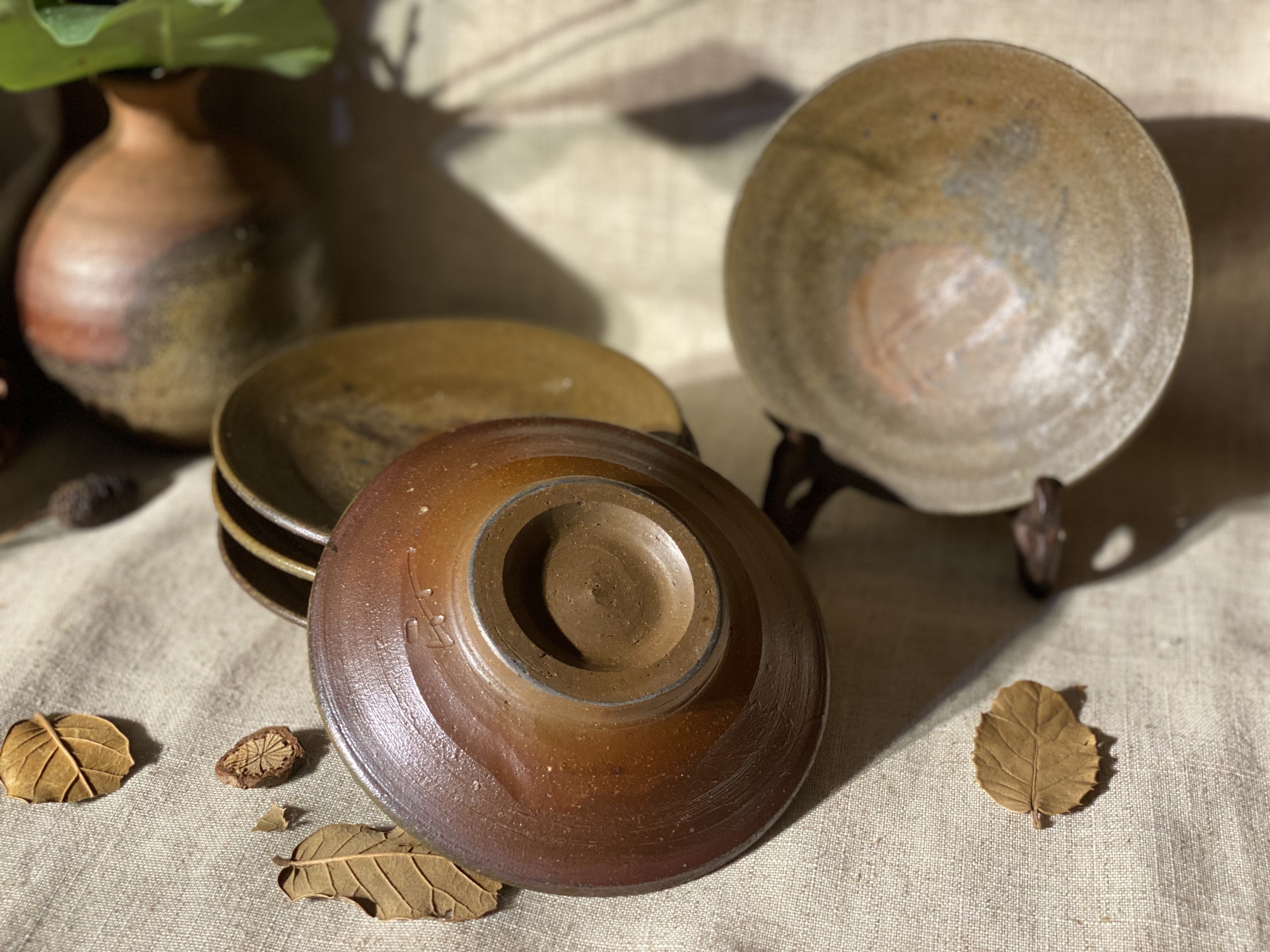 Đĩa bé gốm mộc chấm vàng triện khắc chìm