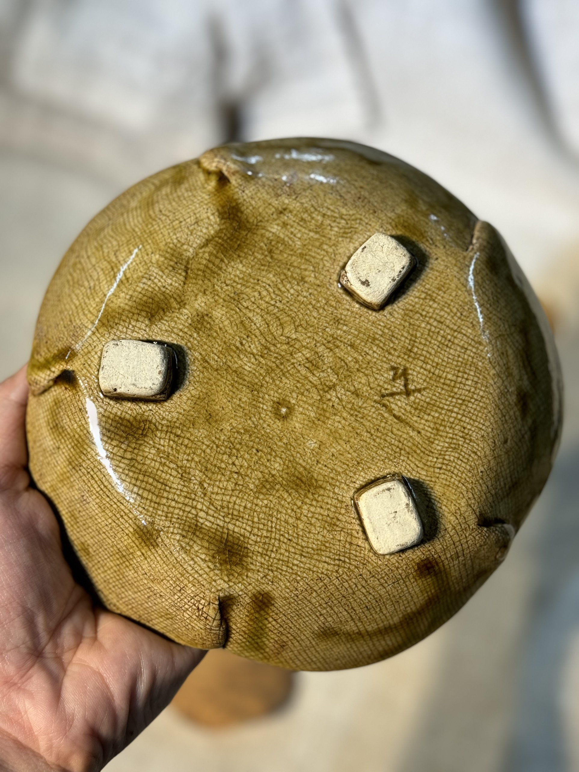 Đĩa cánh hoa vàng có đế chân