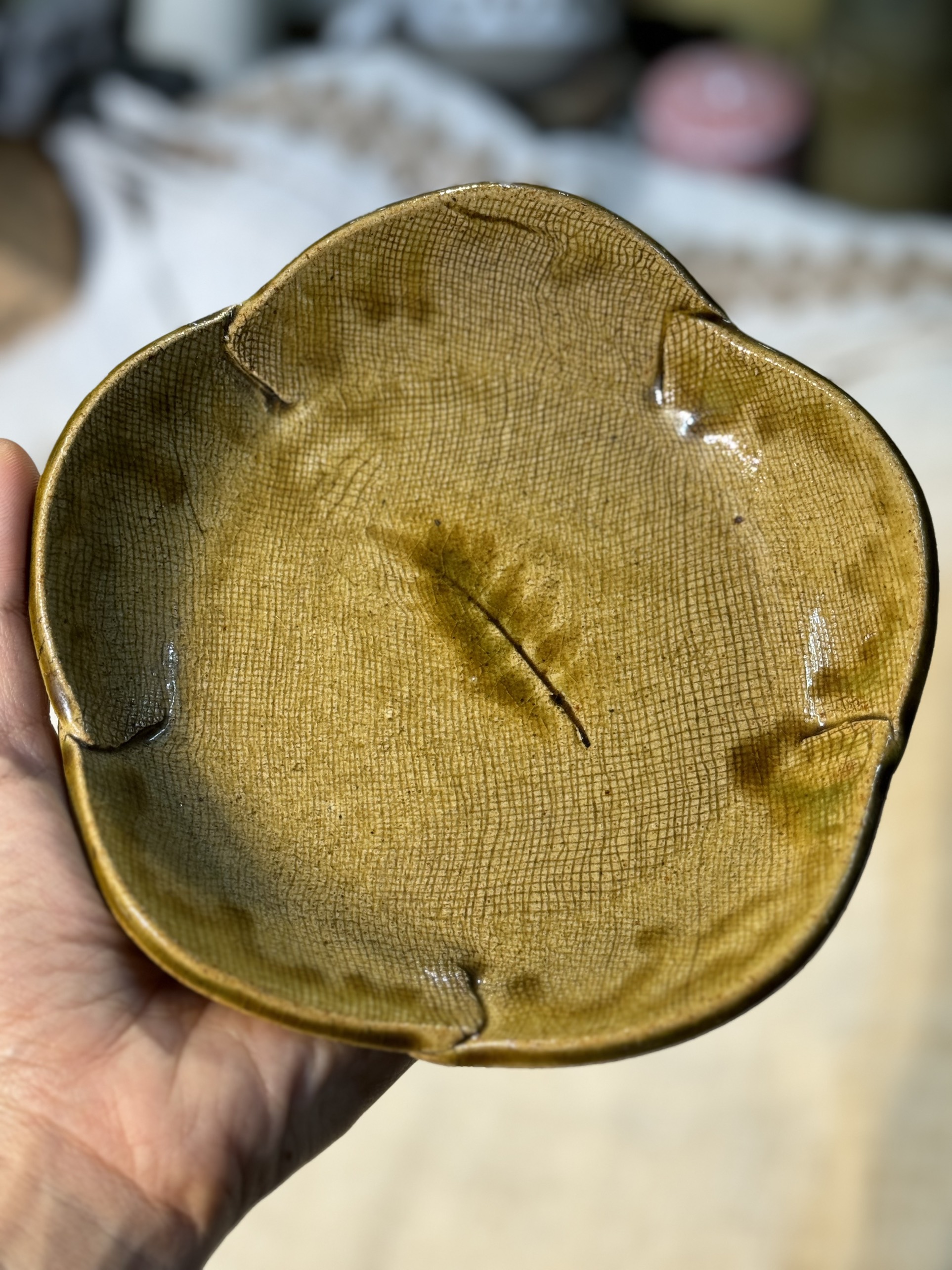 Đĩa cánh hoa vàng có đế chân