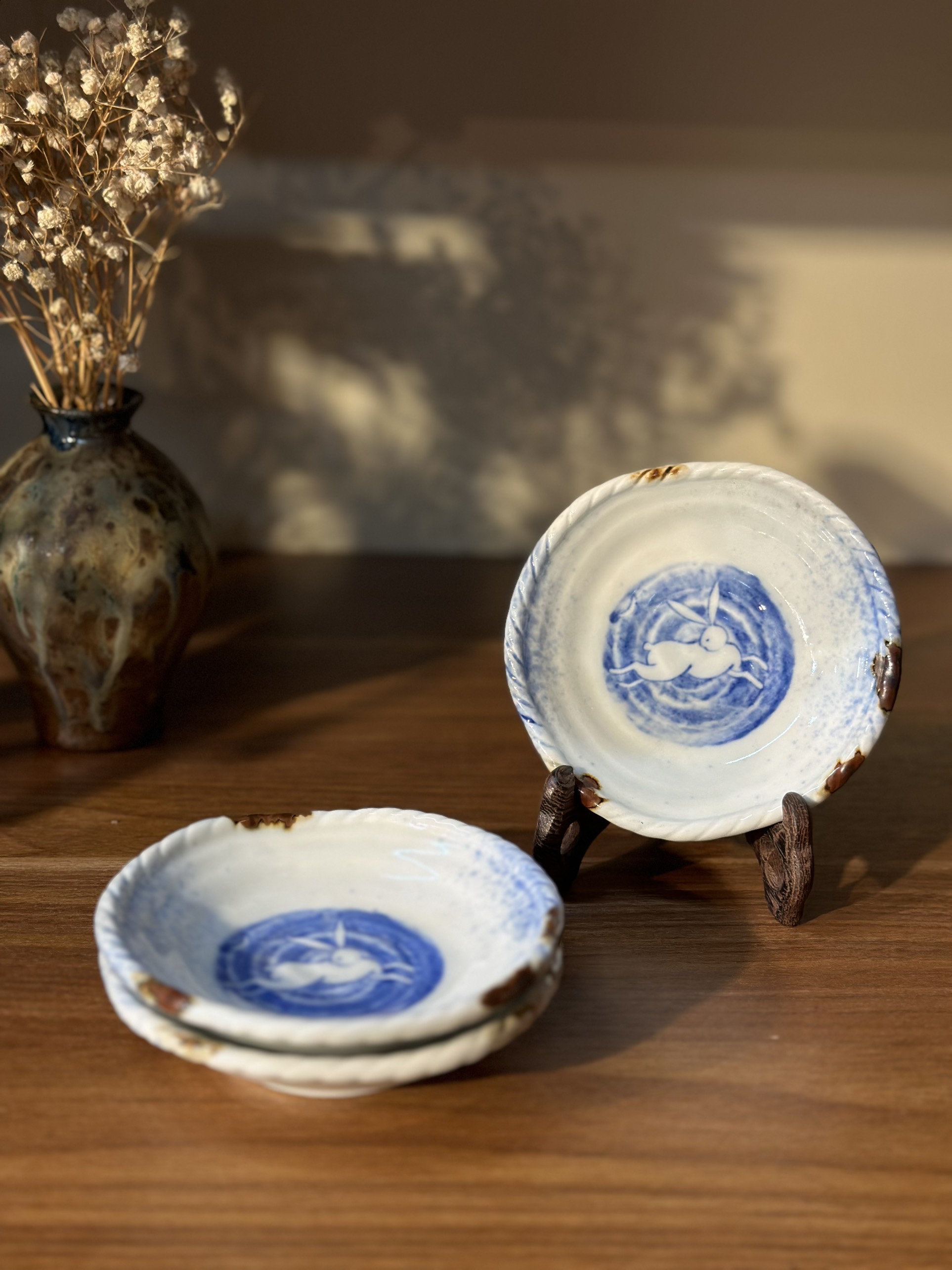 Đĩa chấm hình chú thỏ viền xoáy