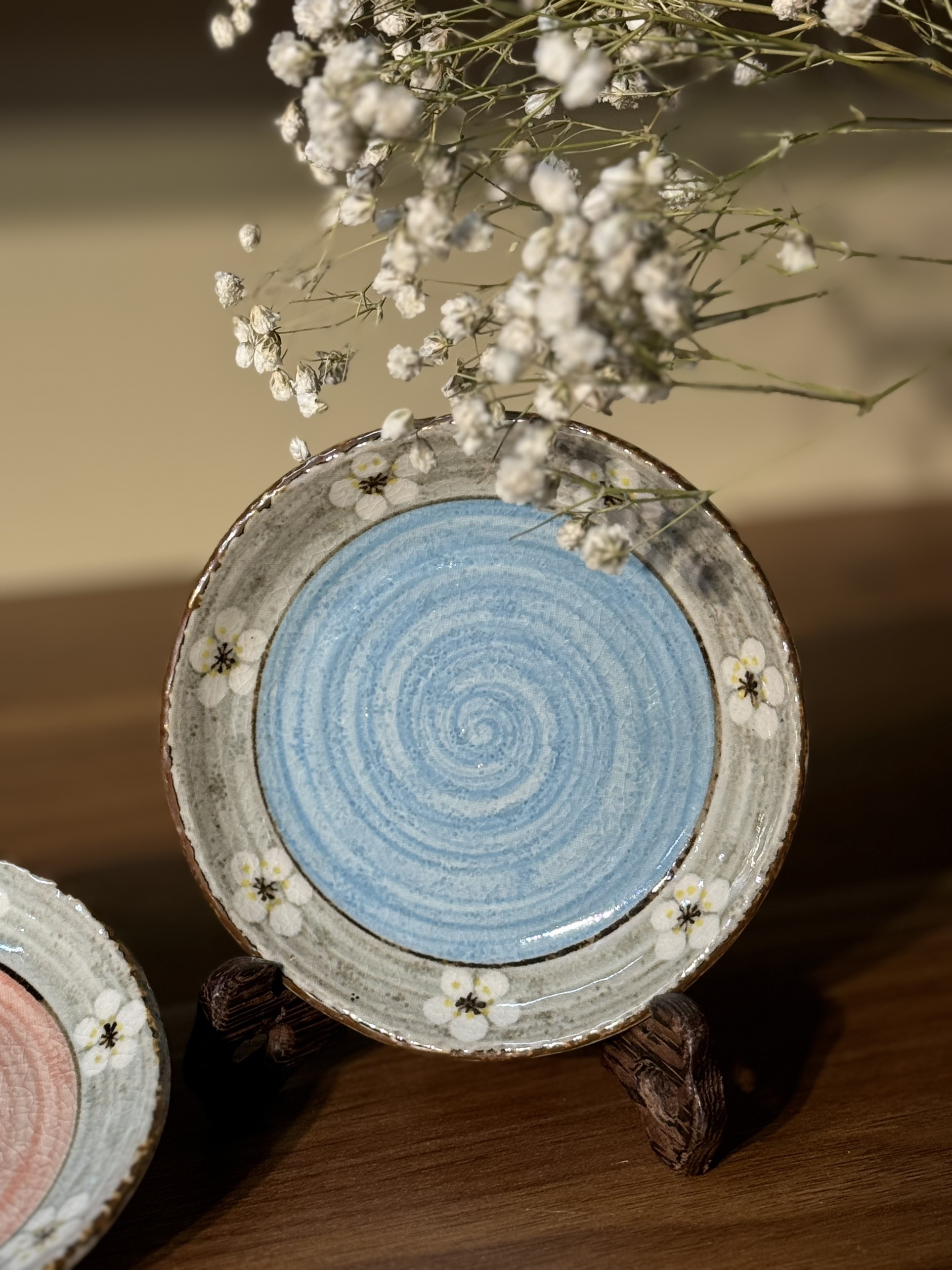 Đĩa chấm lòng xoáy viền hoa