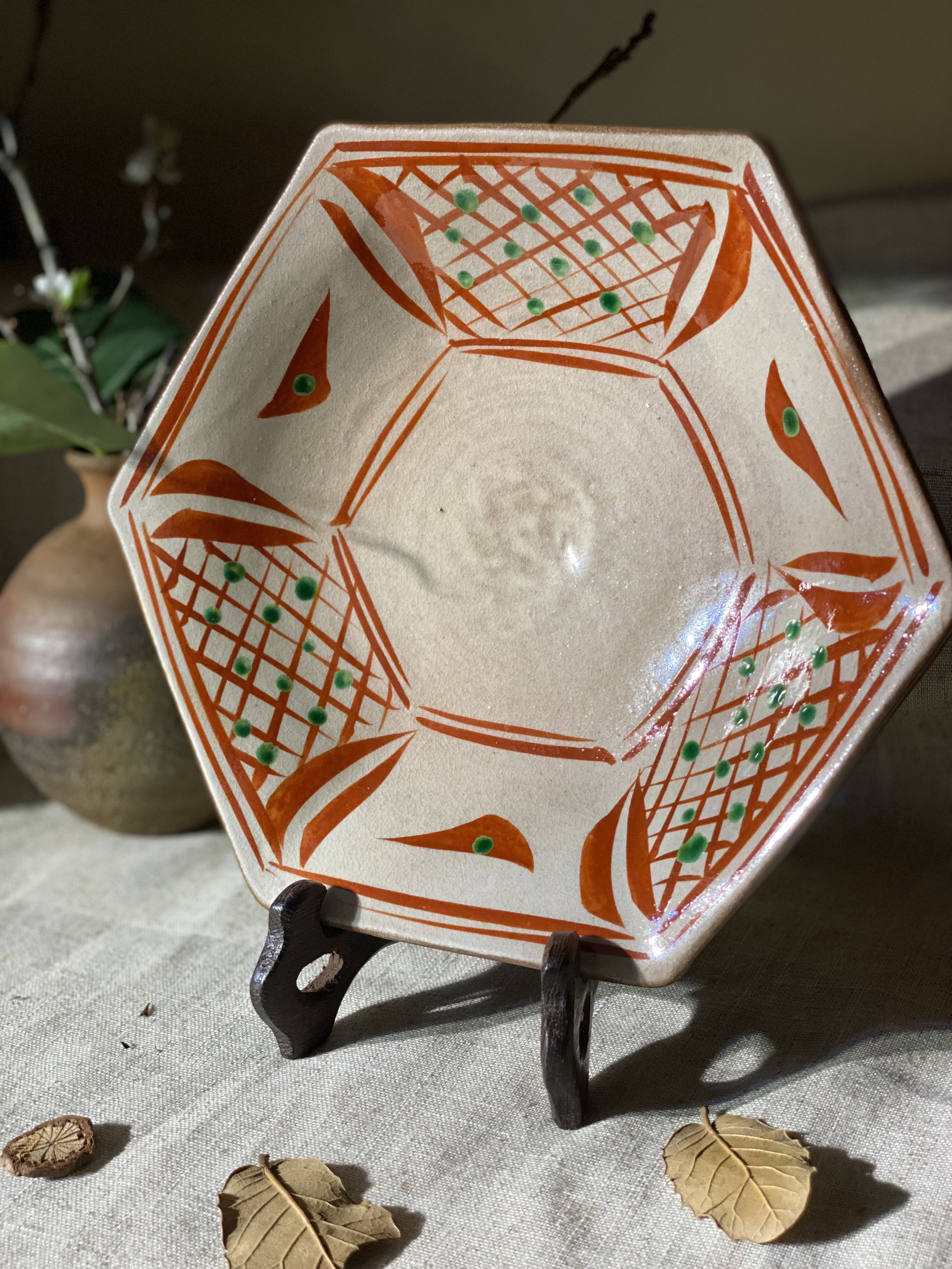 Đĩa Tam thái triện nghệ nhân khắc chìm