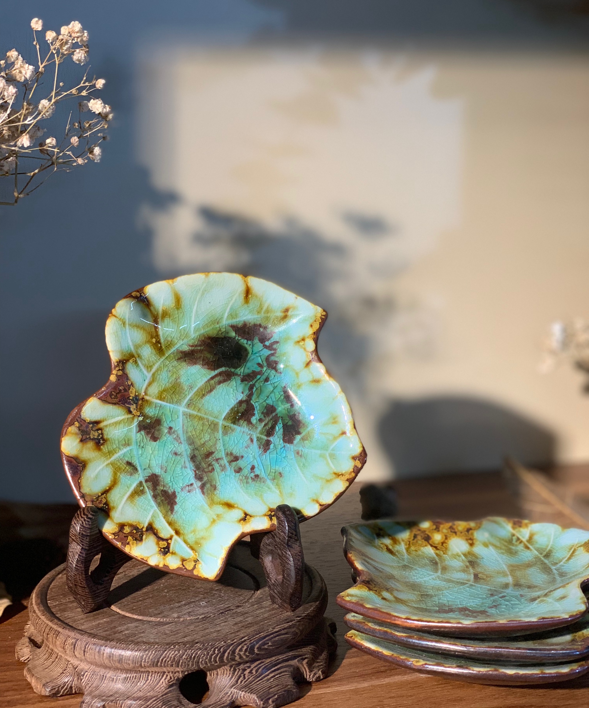 Đĩa mộc hình chiếc lá vệt nâu