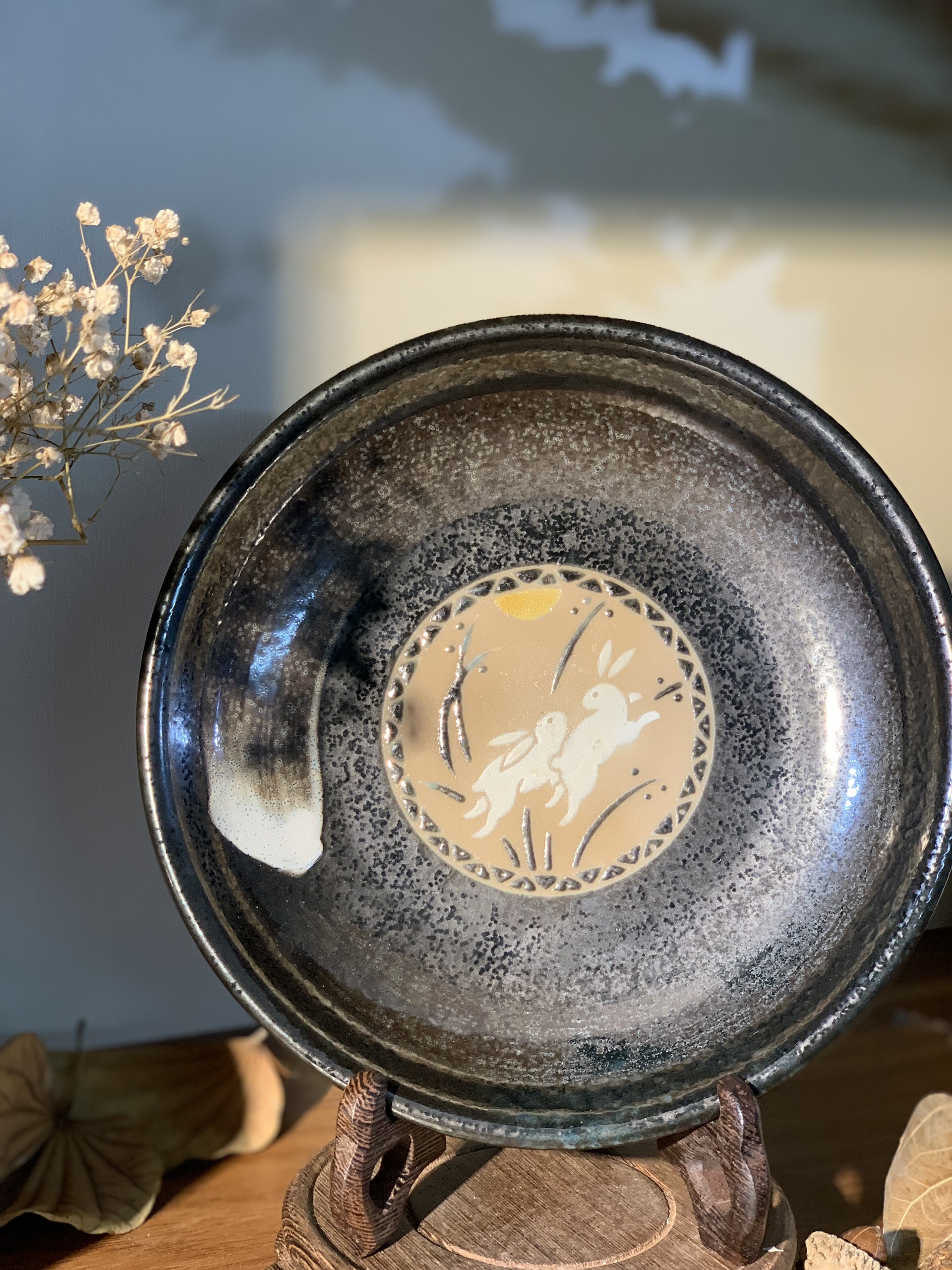 Đĩa mộc sâu lòng đen tuyền chấm trắng hoạ tiết đôi thỏ