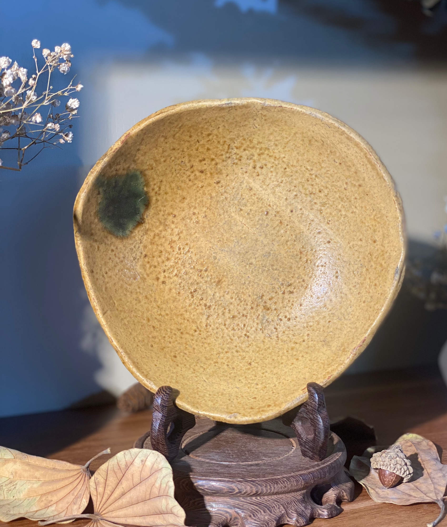 Đĩa mộc vàng loang men rêu