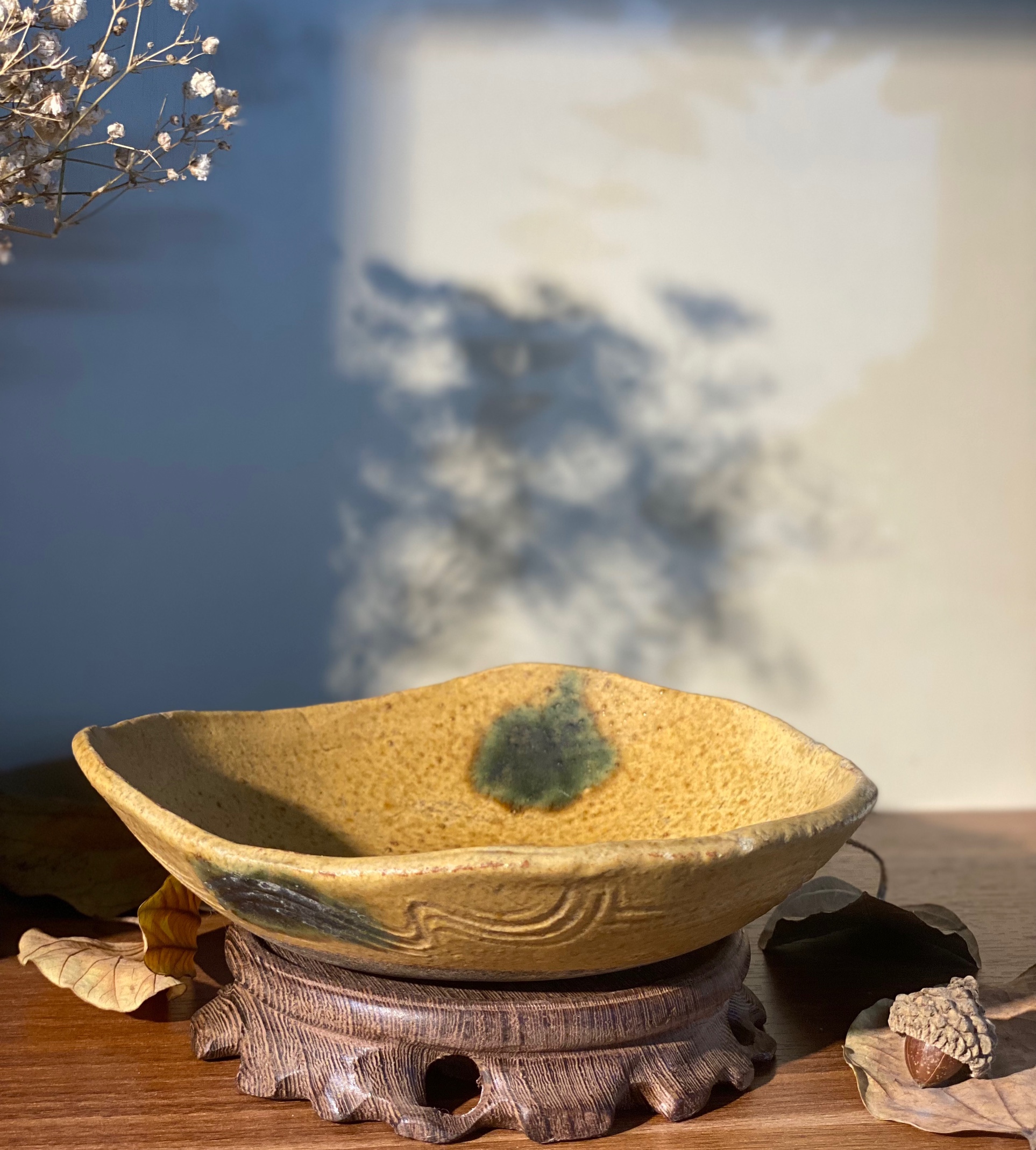 Đĩa mộc vàng loang men rêu