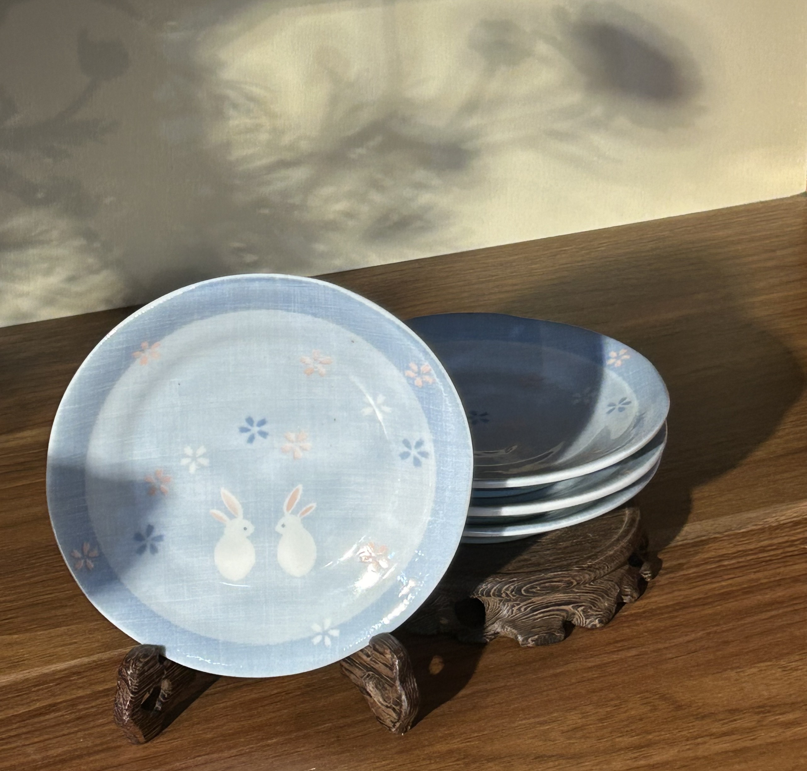 Đĩa mộc vẽ thỏ dễ thương