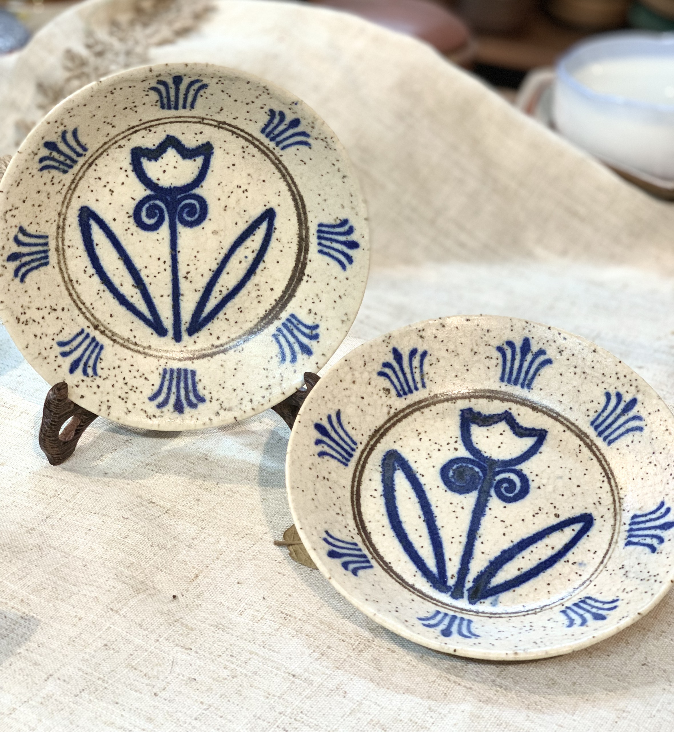 Đĩa nâu chấm tiêu họa tiết hoa xanh